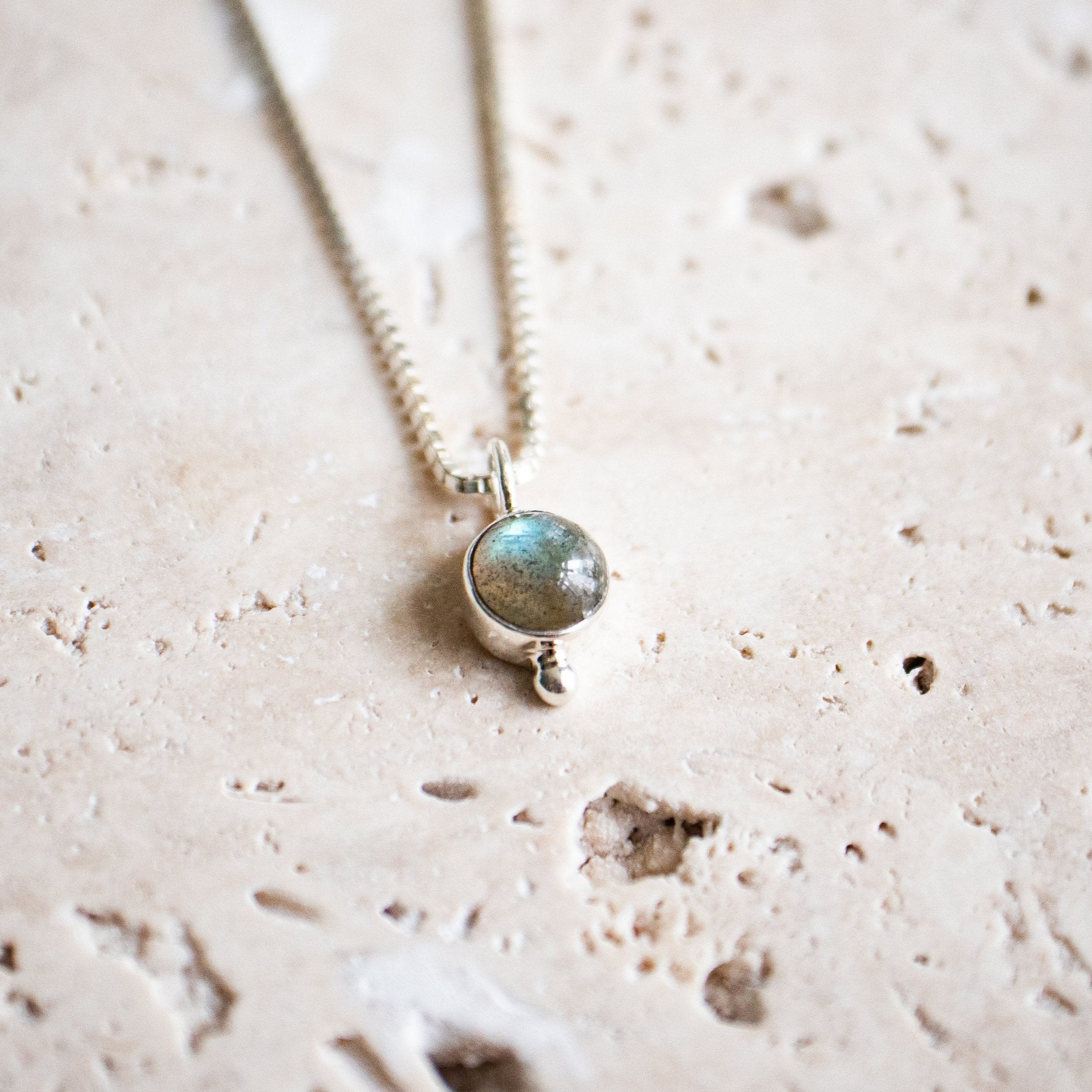 Zierliche Halskette aus 925 Sterling Silber mit rundem Labradorit Edelstein handgemacht - Nooe UG