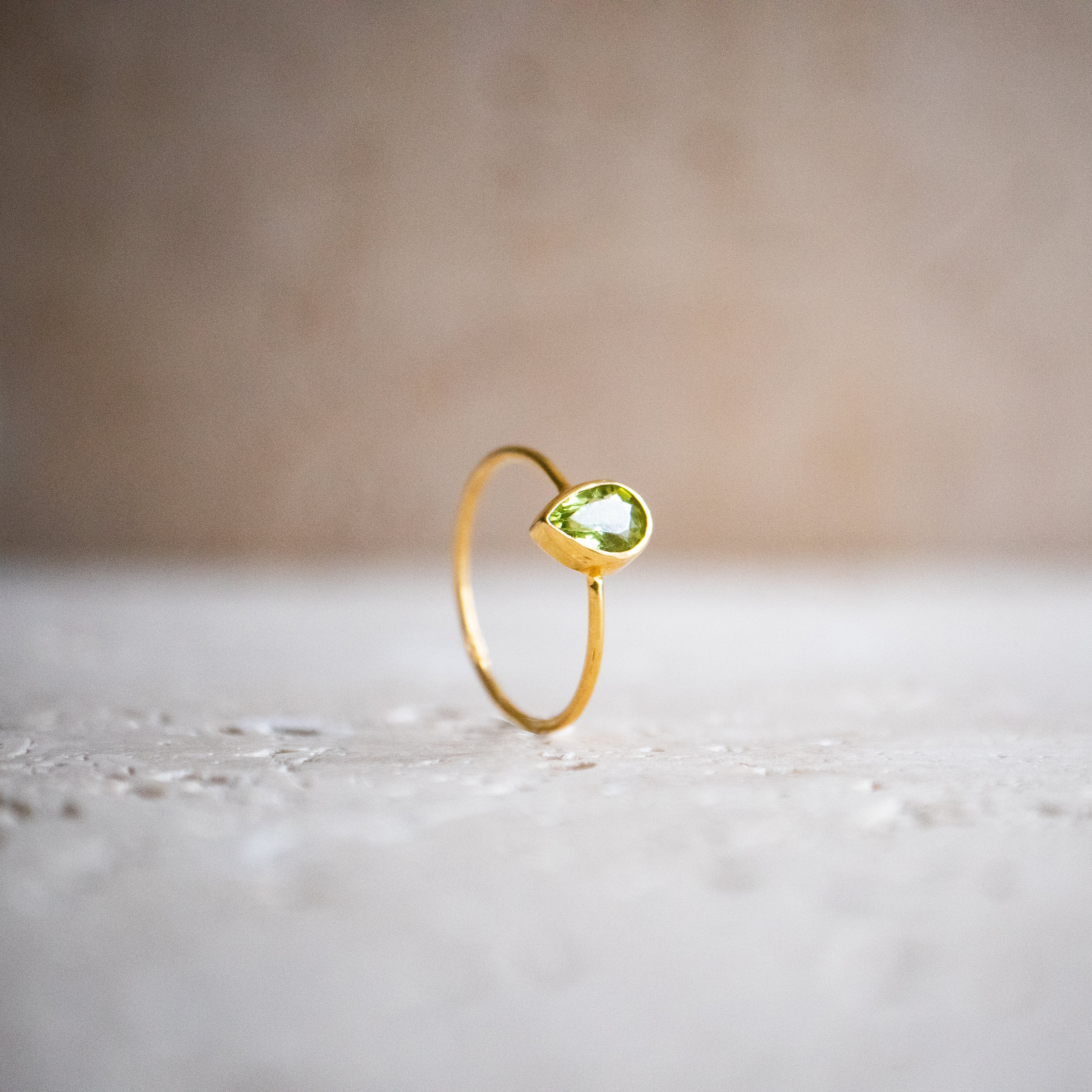 Zierlicher tröpfenfömiger Ring mit Peridot aus 925 Sterling Silber vergoldet / Stapelring mit grünem Stein handgemacht gold - Nooe UG