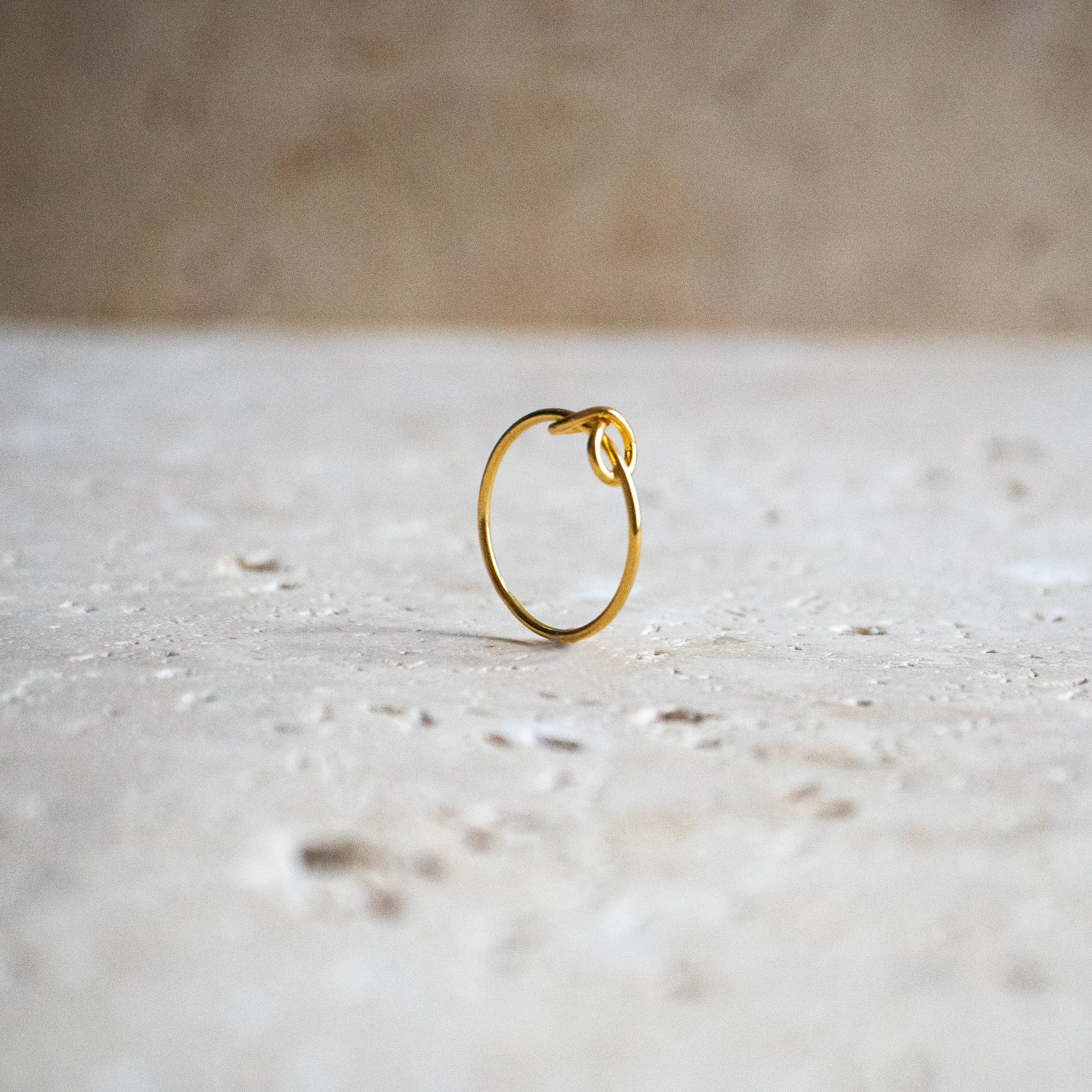 Zierlicher Knoten Ring Unendlichkeit aus vergoldetem 925 Sterling Silber / Brezel Schleife gold - Nooe UG