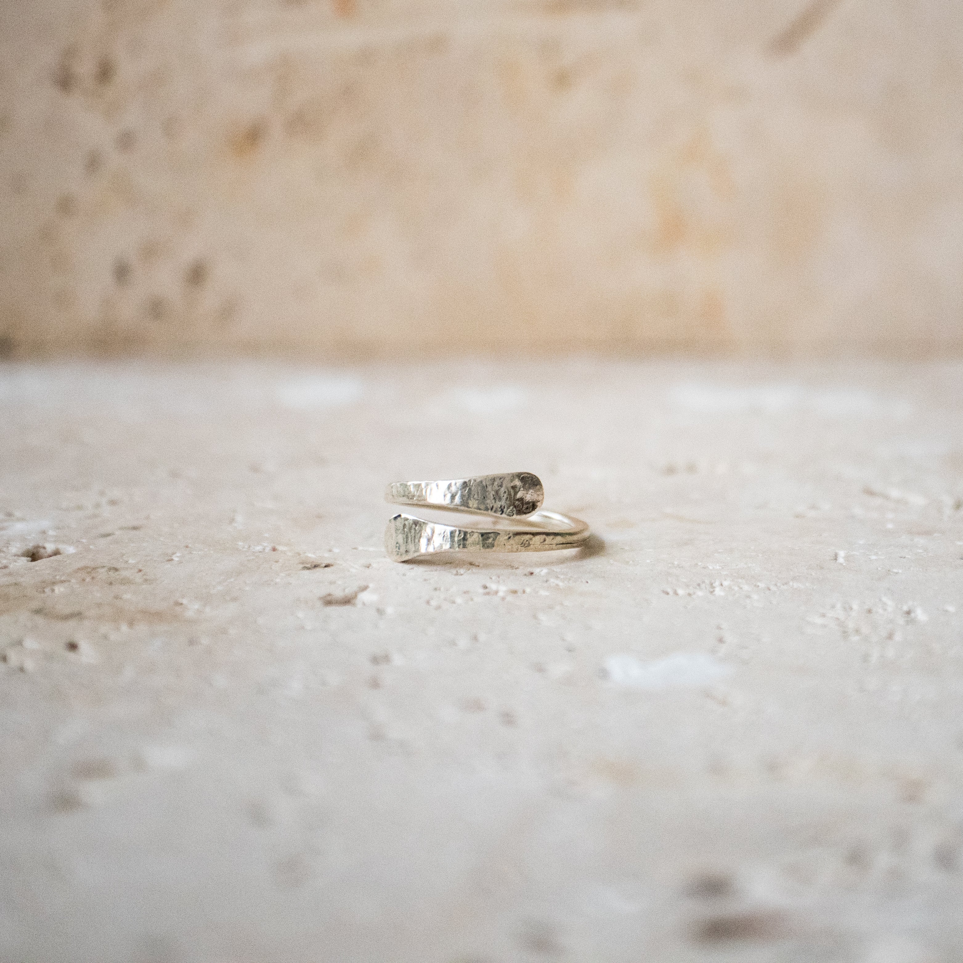 Offener gehämmerter Ring aus 925 Sterling Silber gold handgemacht - Nooe UG