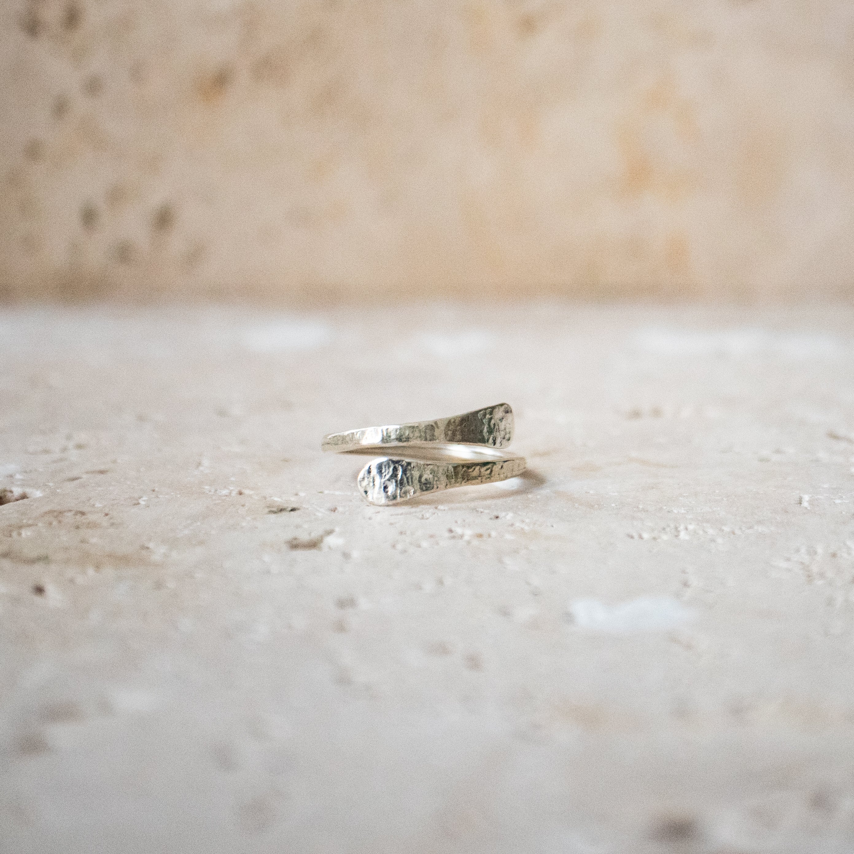 Offener gehämmerter Ring aus 925 Sterling Silber gold handgemacht - Nooe UG
