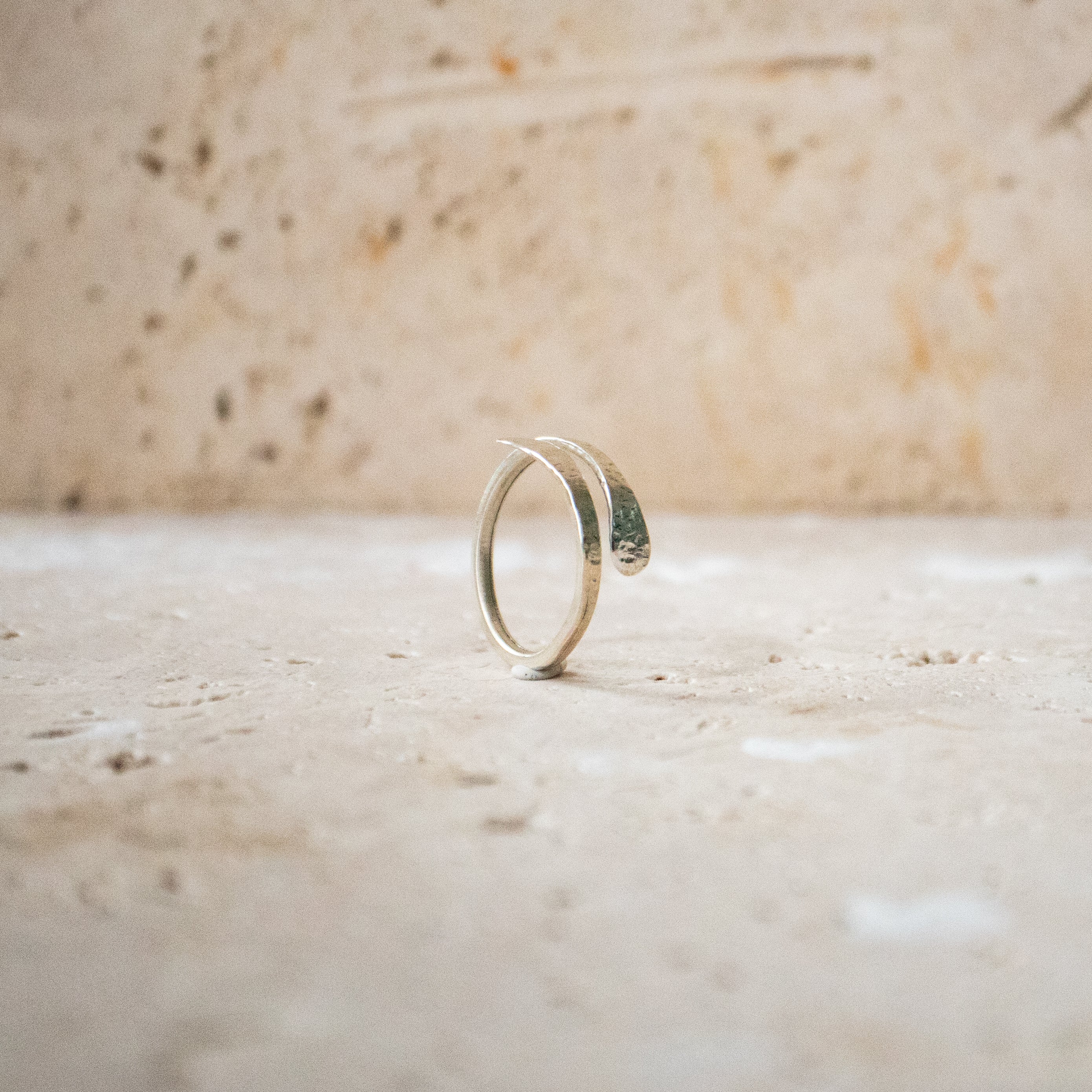 Offener gehämmerter Ring aus 925 Sterling Silber gold handgemacht - Nooe UG