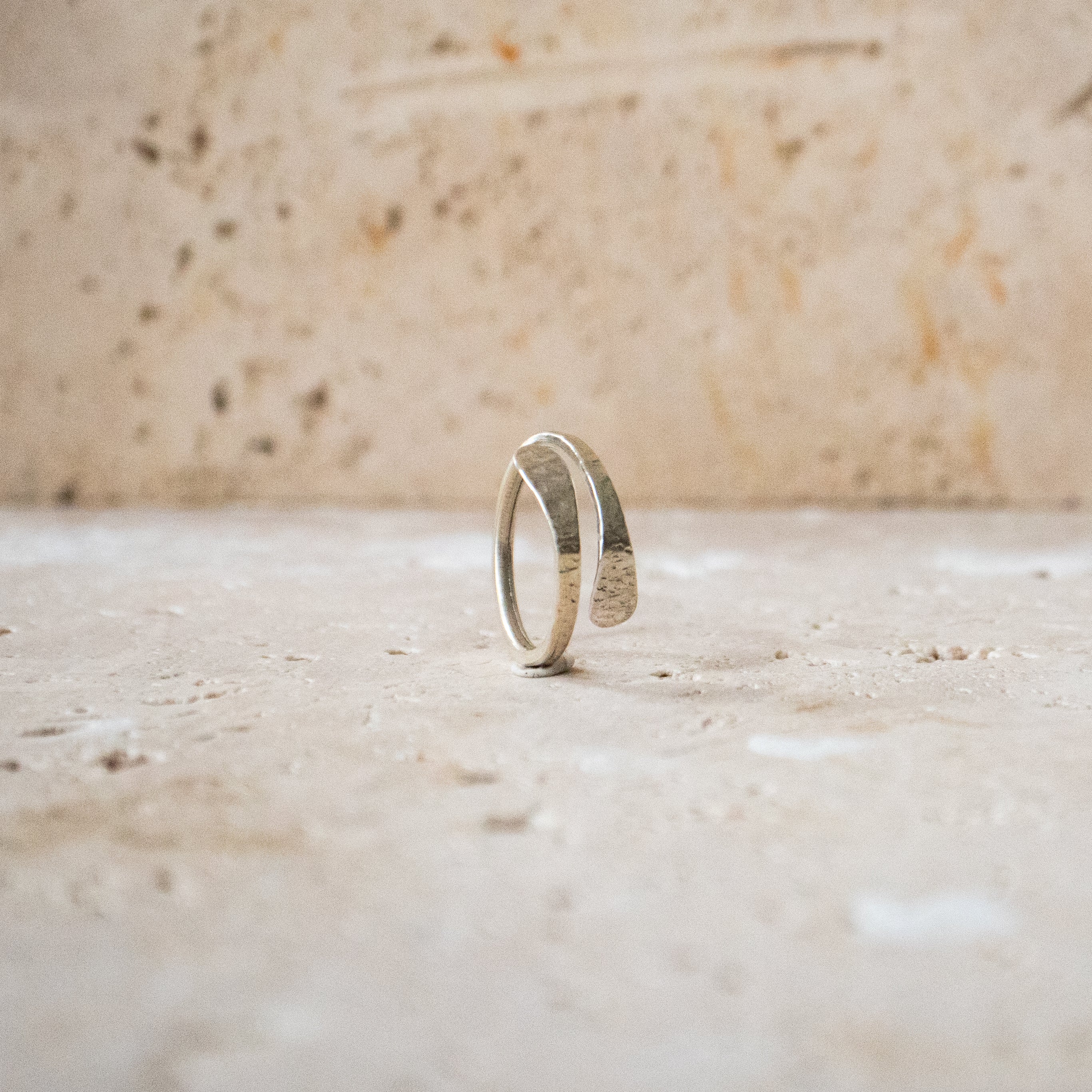 Offener gehämmerter Ring aus 925 Sterling Silber gold handgemacht - Nooe UG