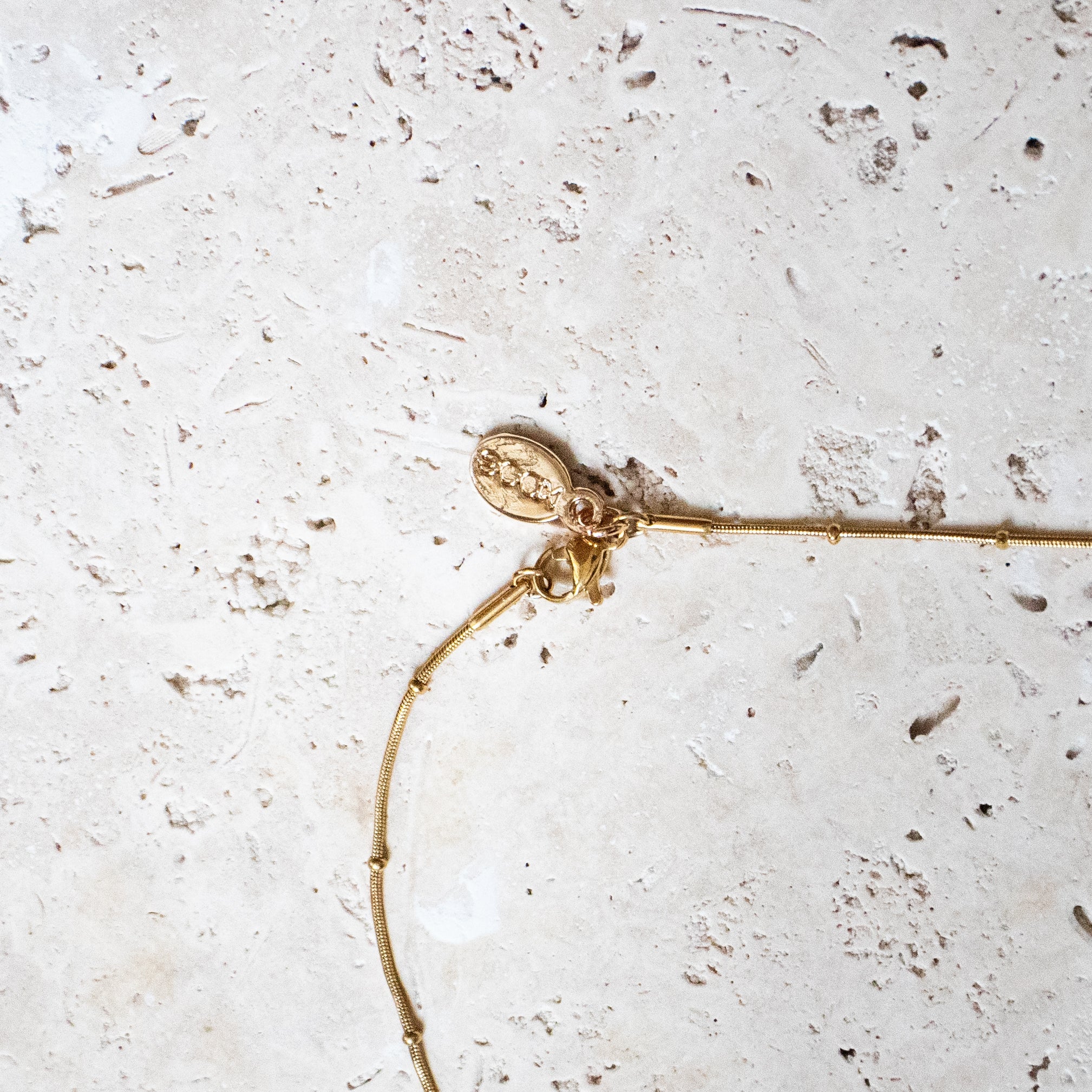 Zierliche vergoldete Kette mit ovalem Opal-Anhänger – handgemacht - Nooe UG