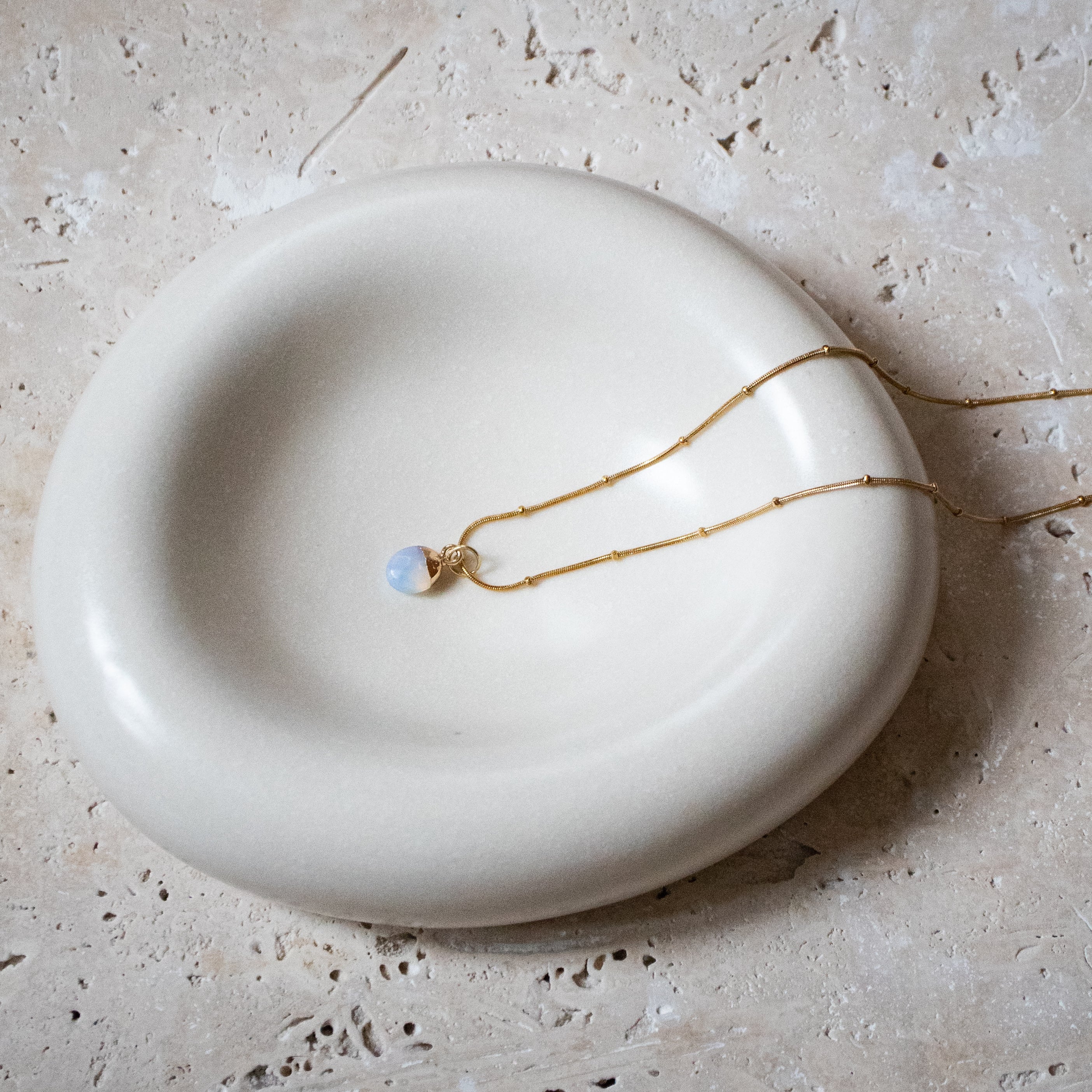 Zierliche vergoldete Kette mit ovalem Opal-Anhänger – handgemacht - Nooe UG