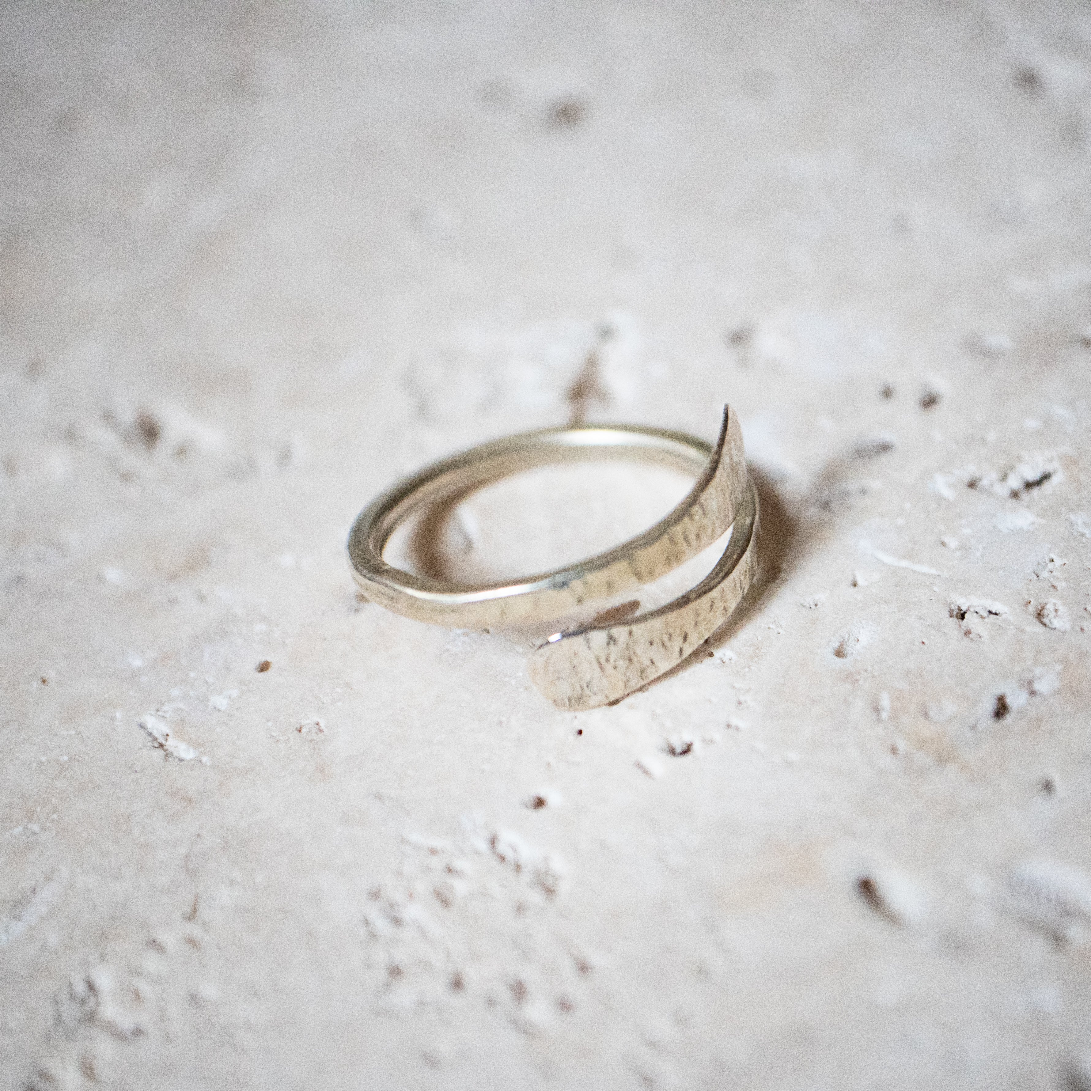 Offener gehämmerter Ring aus 925 Sterling Silber gold handgemacht - Nooe UG