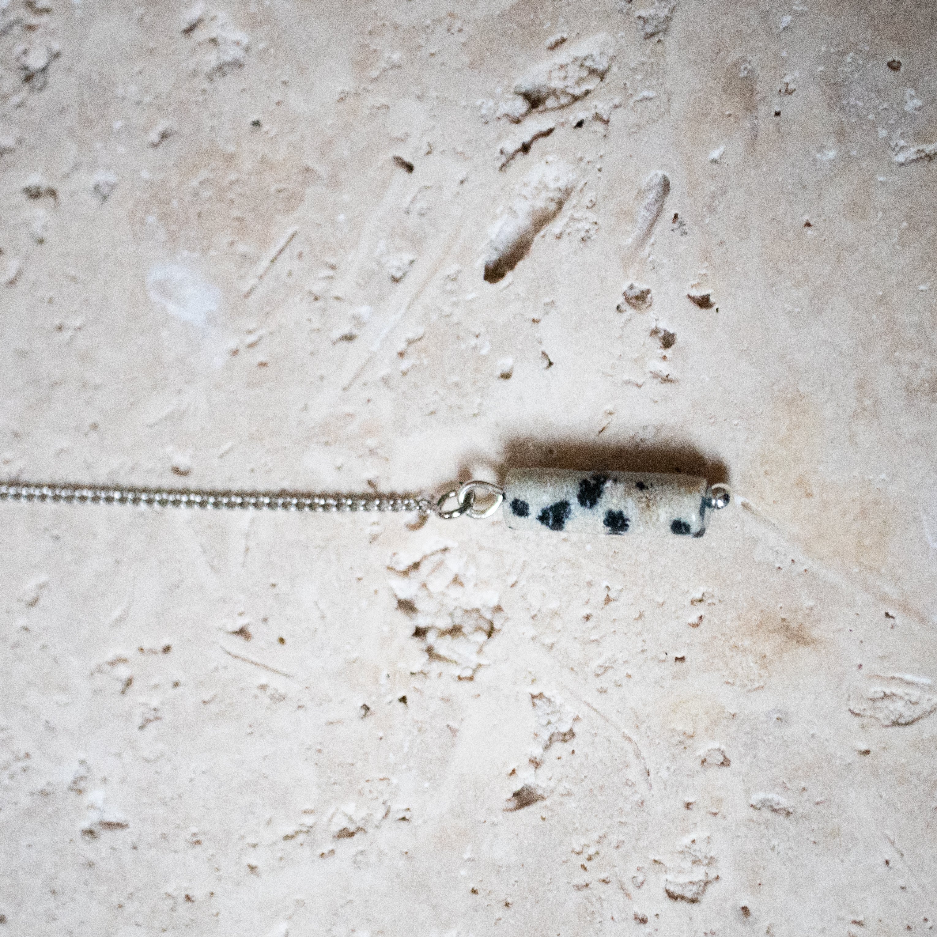 Filigrane Threader-Ohrringe mit Dalmatiner Jaspis – 925 Sterling Silber, handgefertigt - Nooe UG