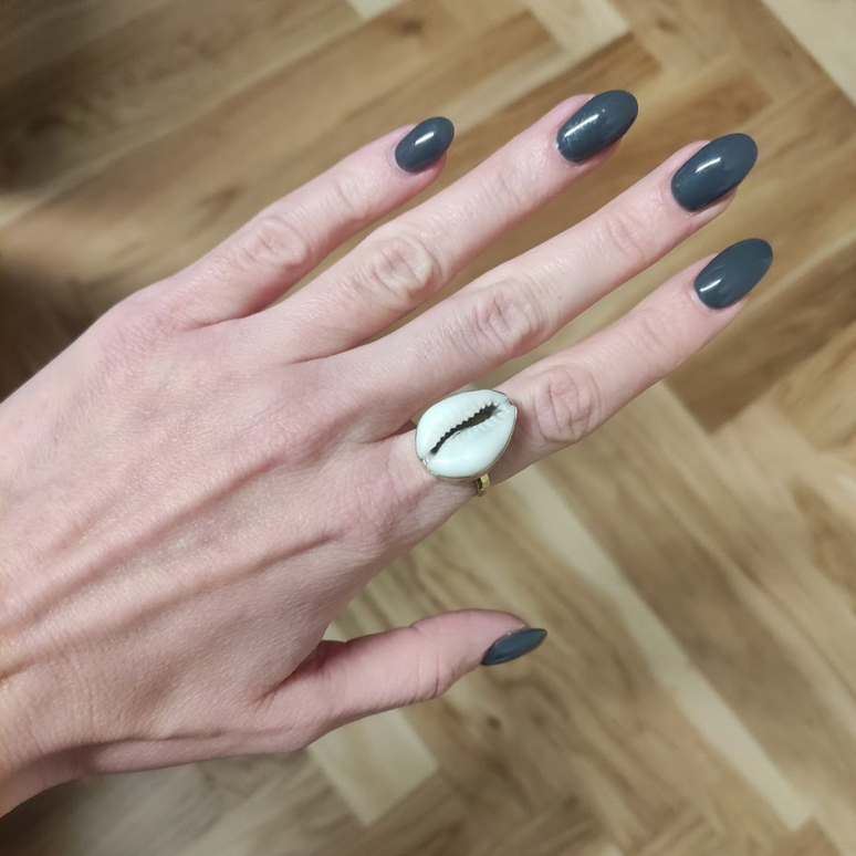 Großer Ring mit Kauri Muschel gold handgemacht - NooeBerlin
