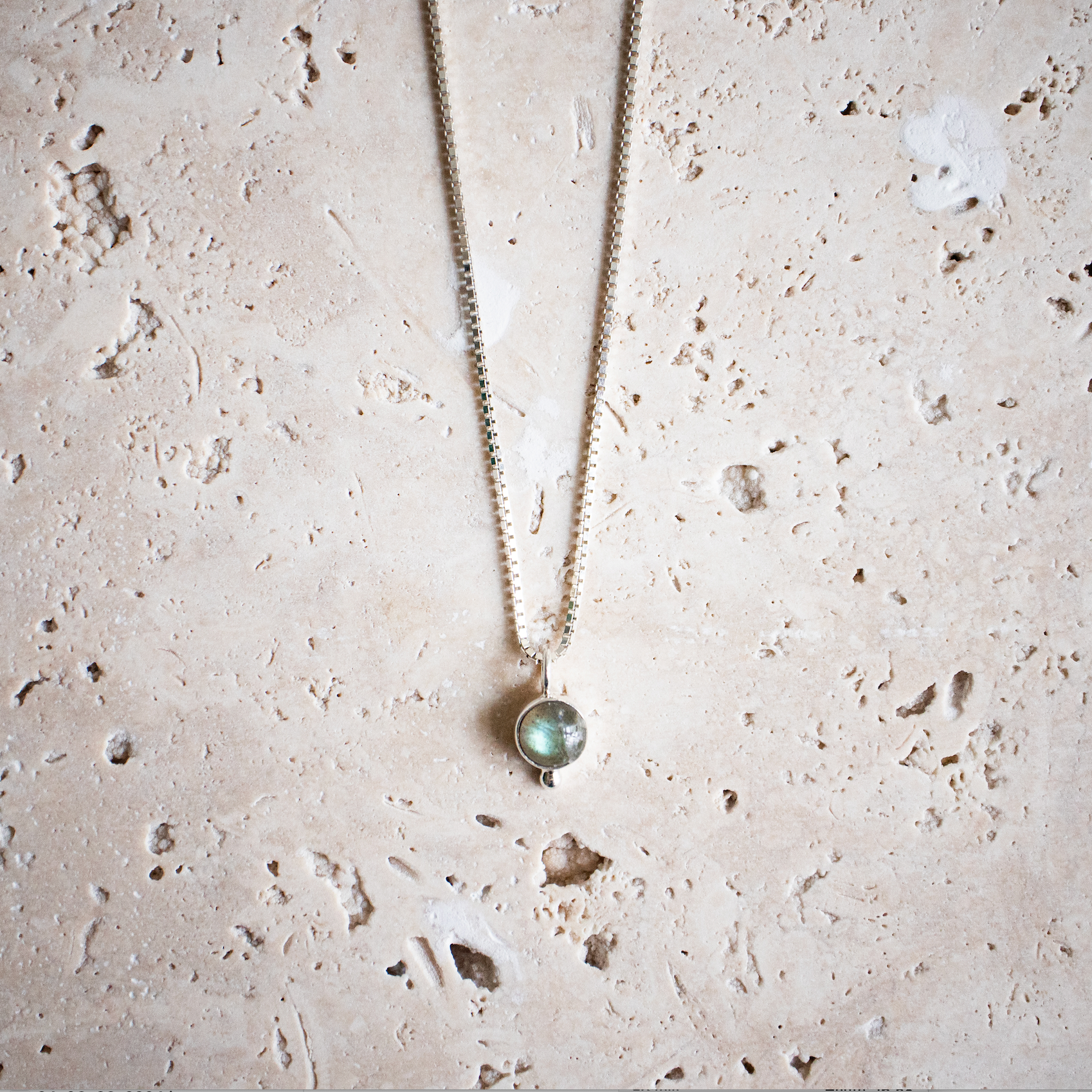 Zierliche Halskette aus 925 Sterling Silber mit rundem Labradorit Edelstein handgemacht - Nooe UG