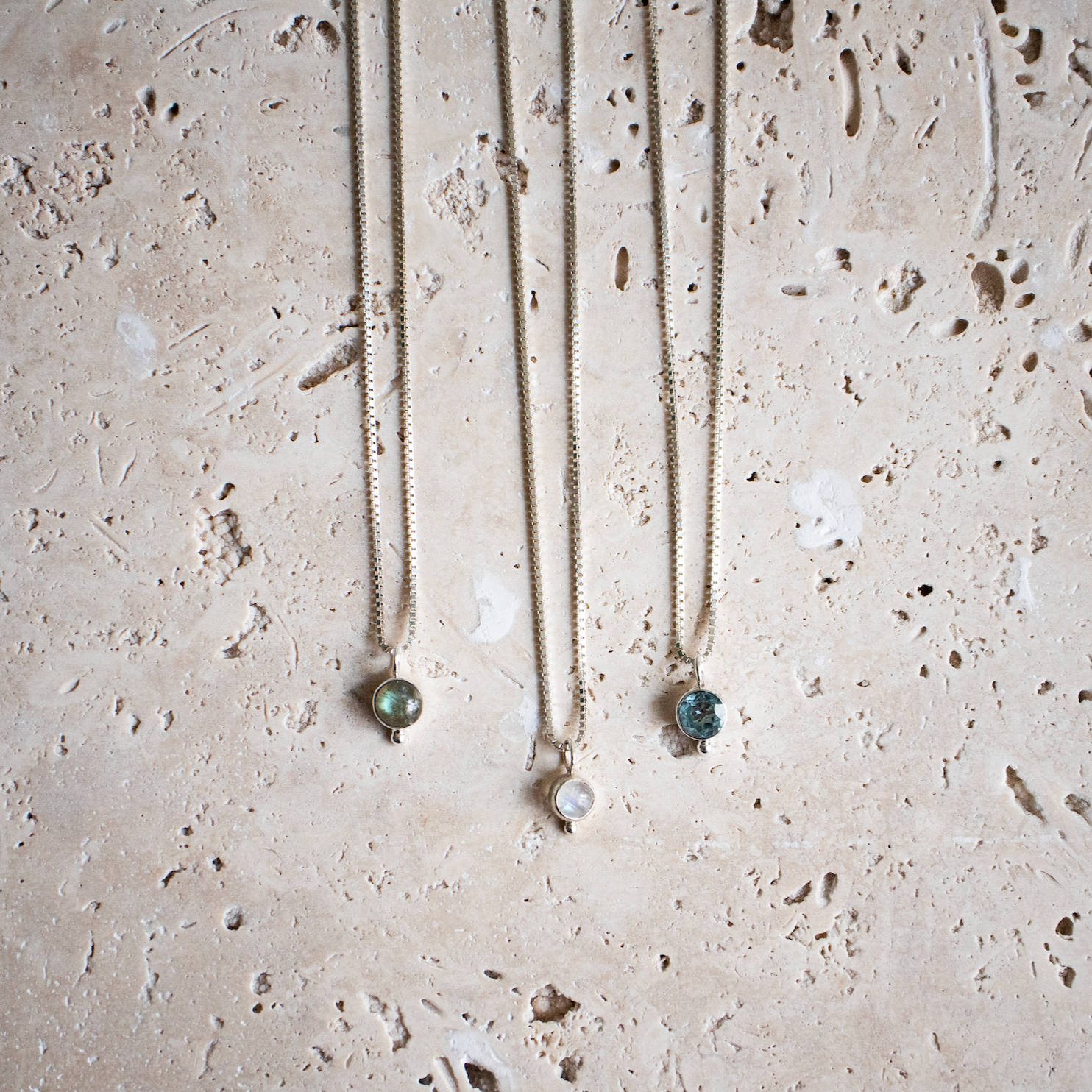 Zierliche Halskette aus 925 Sterling Silber mit rundem Labradorit Edelstein handgemacht - Nooe UG