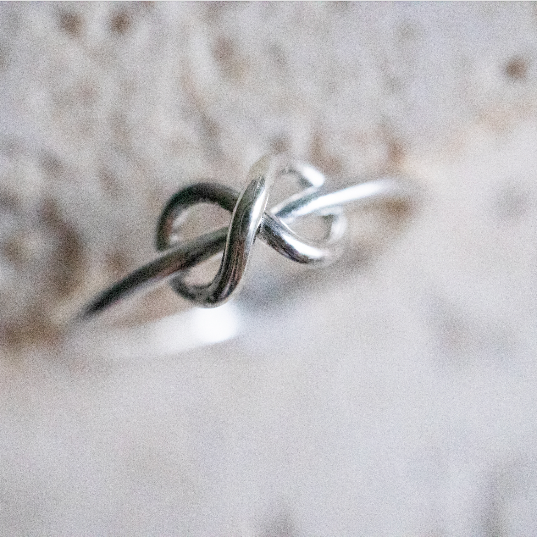 Zierlicher Knoten Ring Unendlichkeit aus 925 Sterling Silber / Brezel Schleife - Nooe UG
