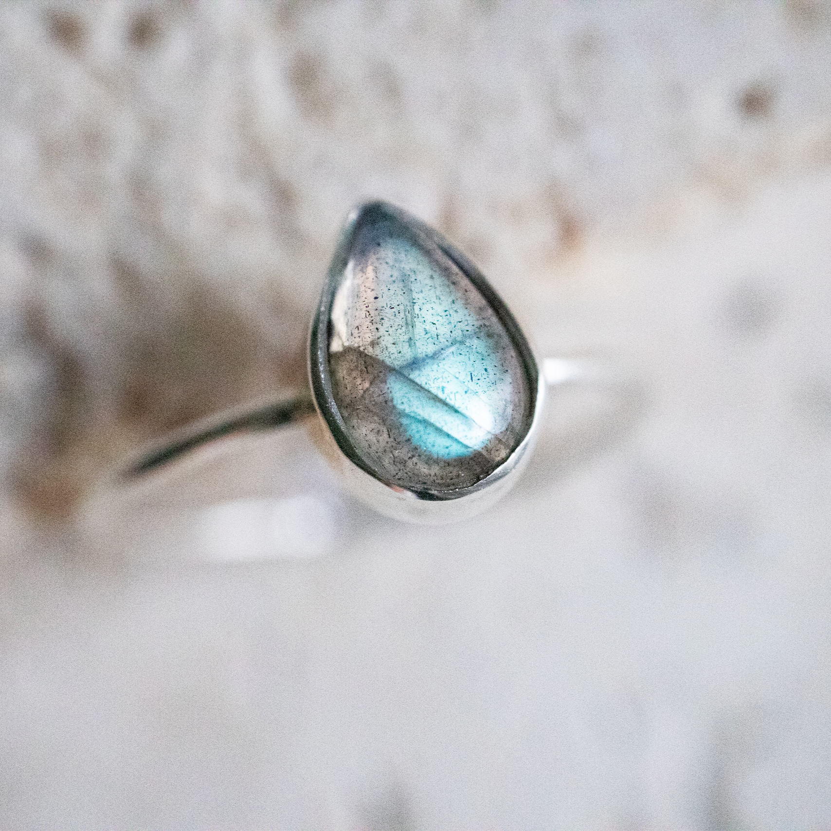 Zierlicher tropfenförmiger Ring mit Labradorit aus 925 Sterling Silber / Stapelring Träne handgemacht - Nooe UG