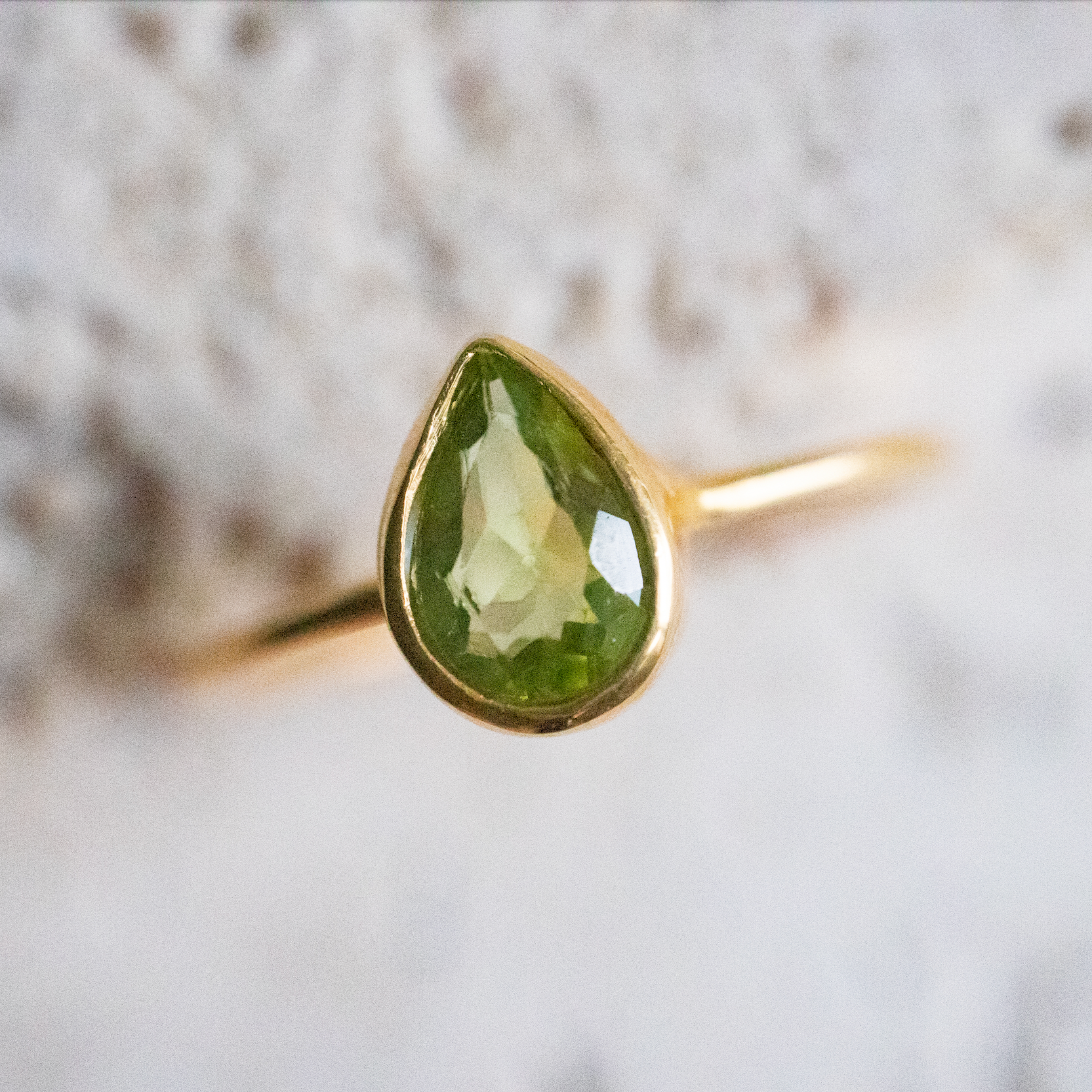 Zierlicher tröpfenfömiger Ring mit Peridot aus 925 Sterling Silber vergoldet / Stapelring mit grünem Stein handgemacht gold - Nooe UG