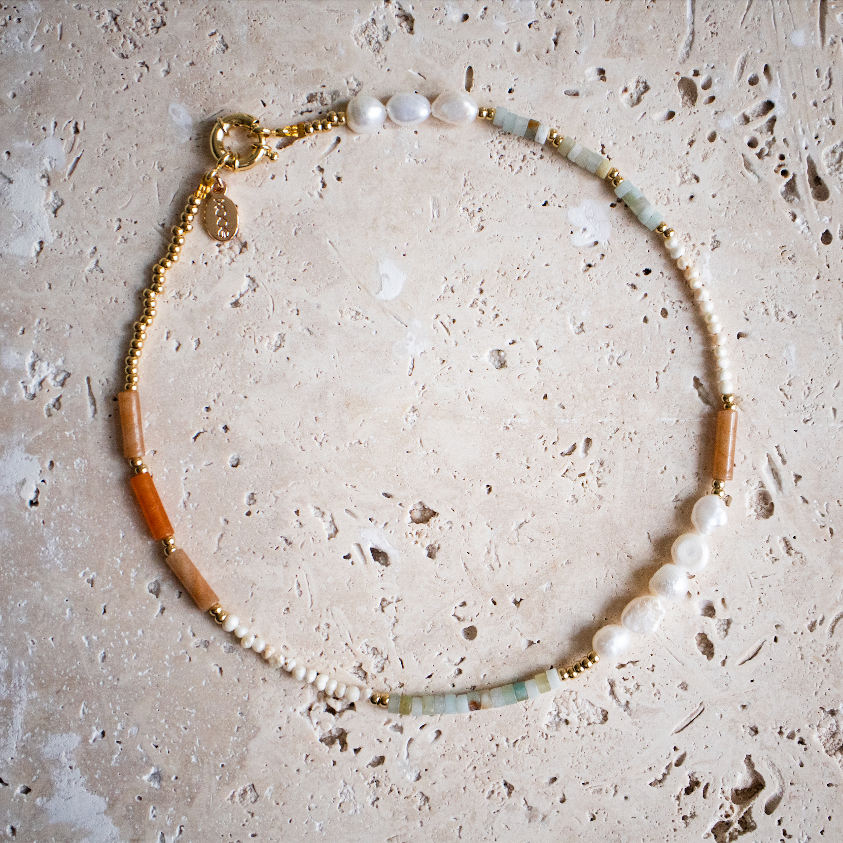 Handgemachte verspielte Perlenkette - Halskette orange gold weiß blau vergoldet /Kette mit Süßwasserperlen, Amazonith und rotem Aventurin - Nooe UG