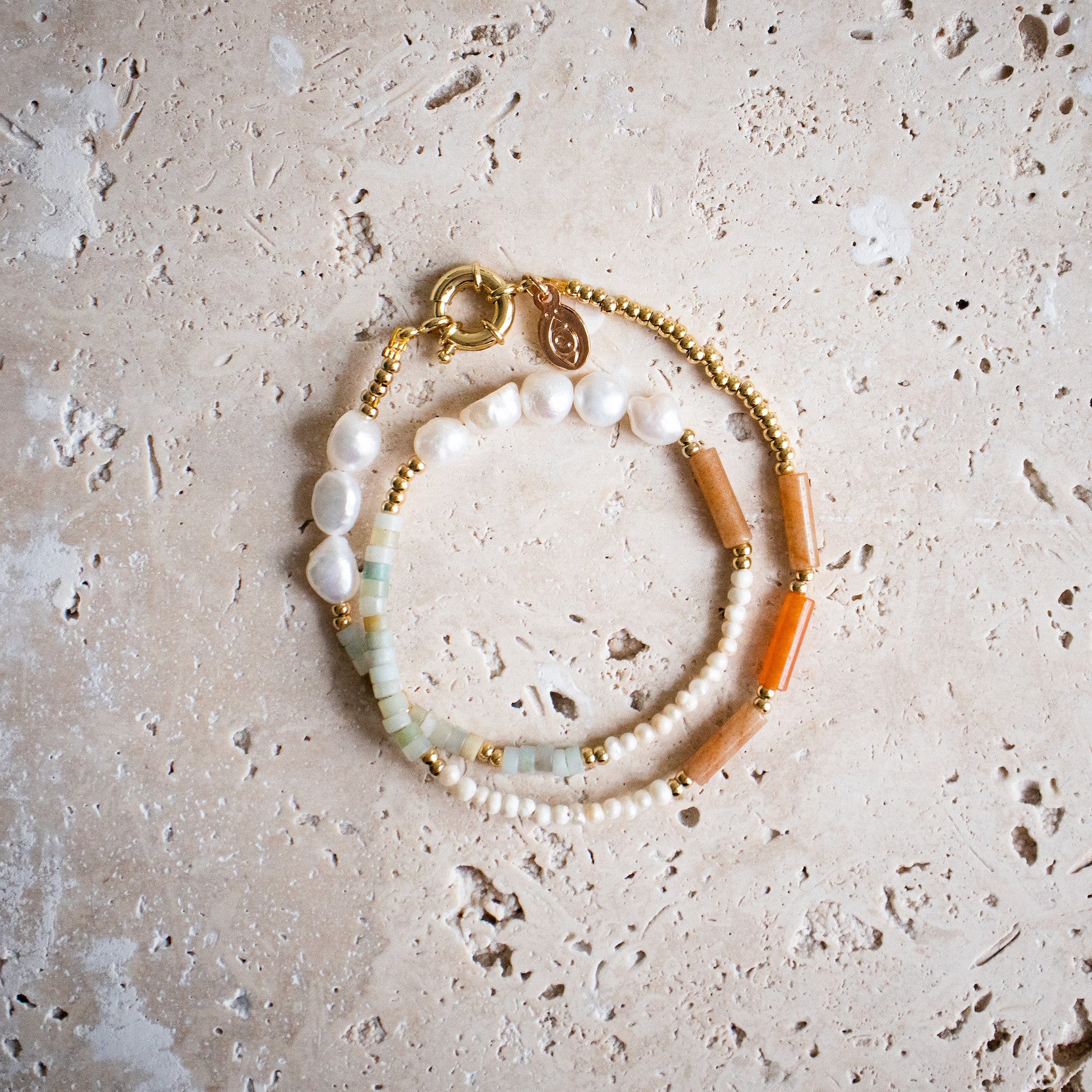 Handgemachte verspielte Perlenkette - Halskette orange gold weiß blau vergoldet /Kette mit Süßwasserperlen, Amazonith und rotem Aventurin - Nooe UG