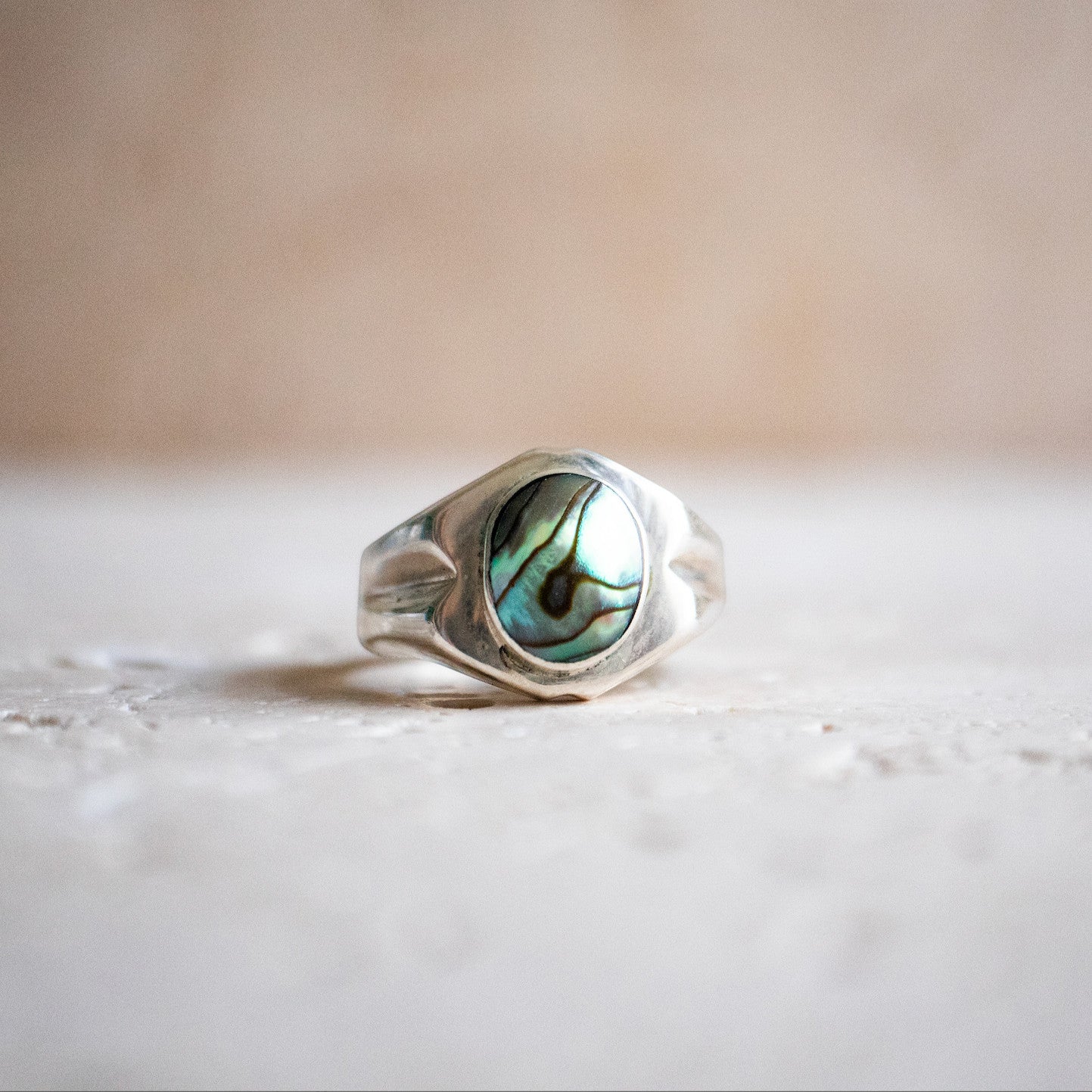 Großer Abalone Muschel Siegelring aus 925 Sterling Silber - Perlmutt Ring Statementring blau handgemacht - Nooe UG