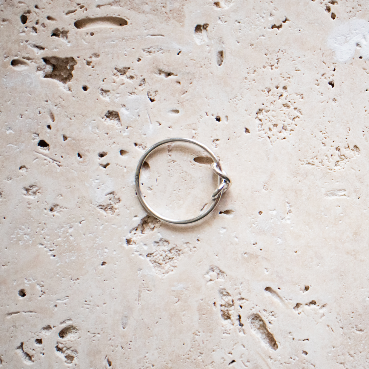Zierlicher Knoten Ring Unendlichkeit aus 925 Sterling Silber / Brezel Schleife - Nooe UG