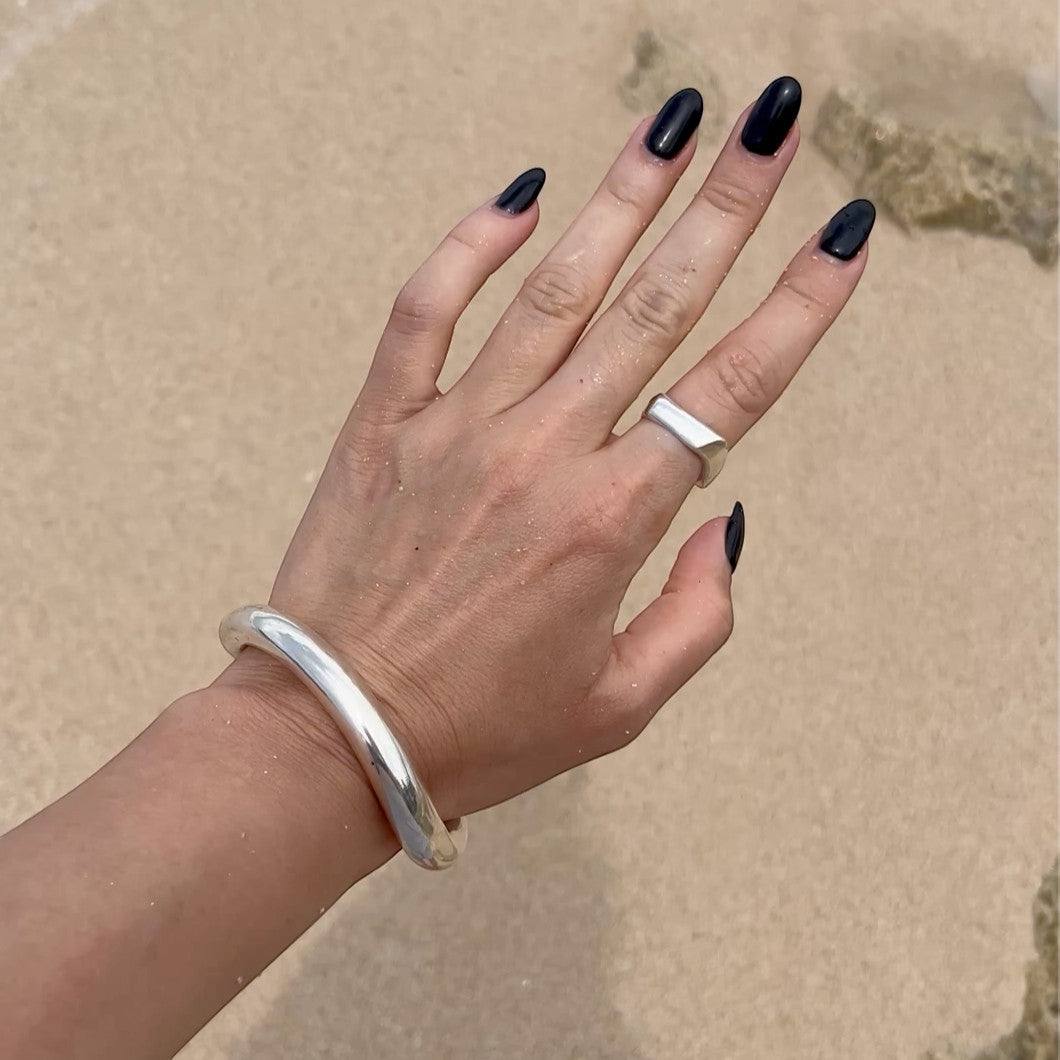 Breiter Handgemachter Armreif aus 925 Sterling Silber – Rundes Design - Nooe UG