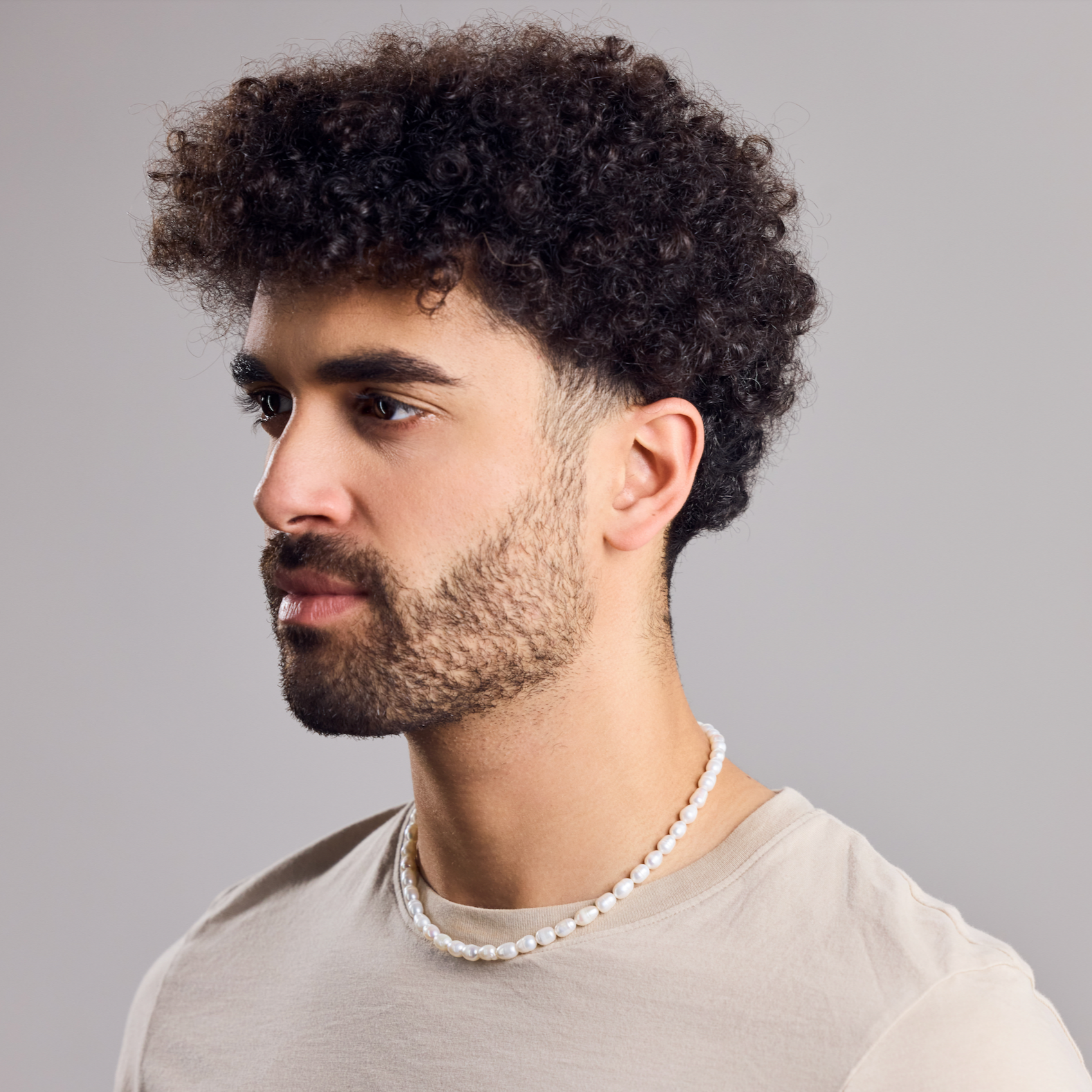 Perlenkette Sommer Unisex – Handgemachte Kette mit Süßwasserperlen in Gold, 40-45 cm verstellbar - Nooe UG