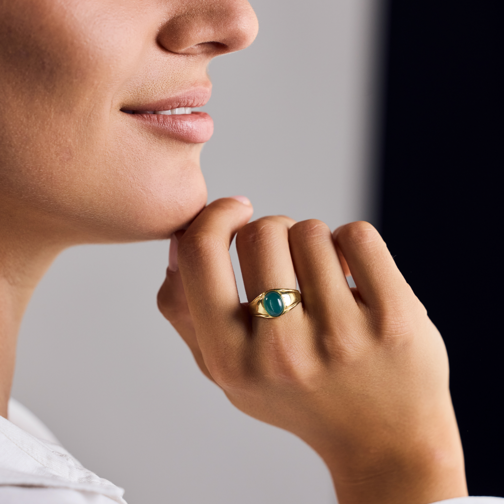 Anillo de sello con ónix verde ovalado en oro