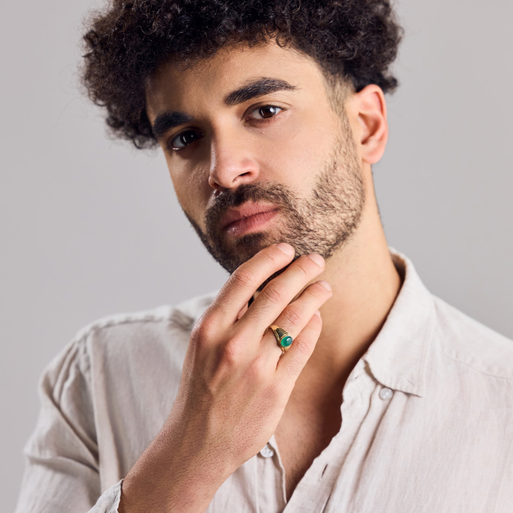 Anillo de sello con ónix verde ovalado en oro