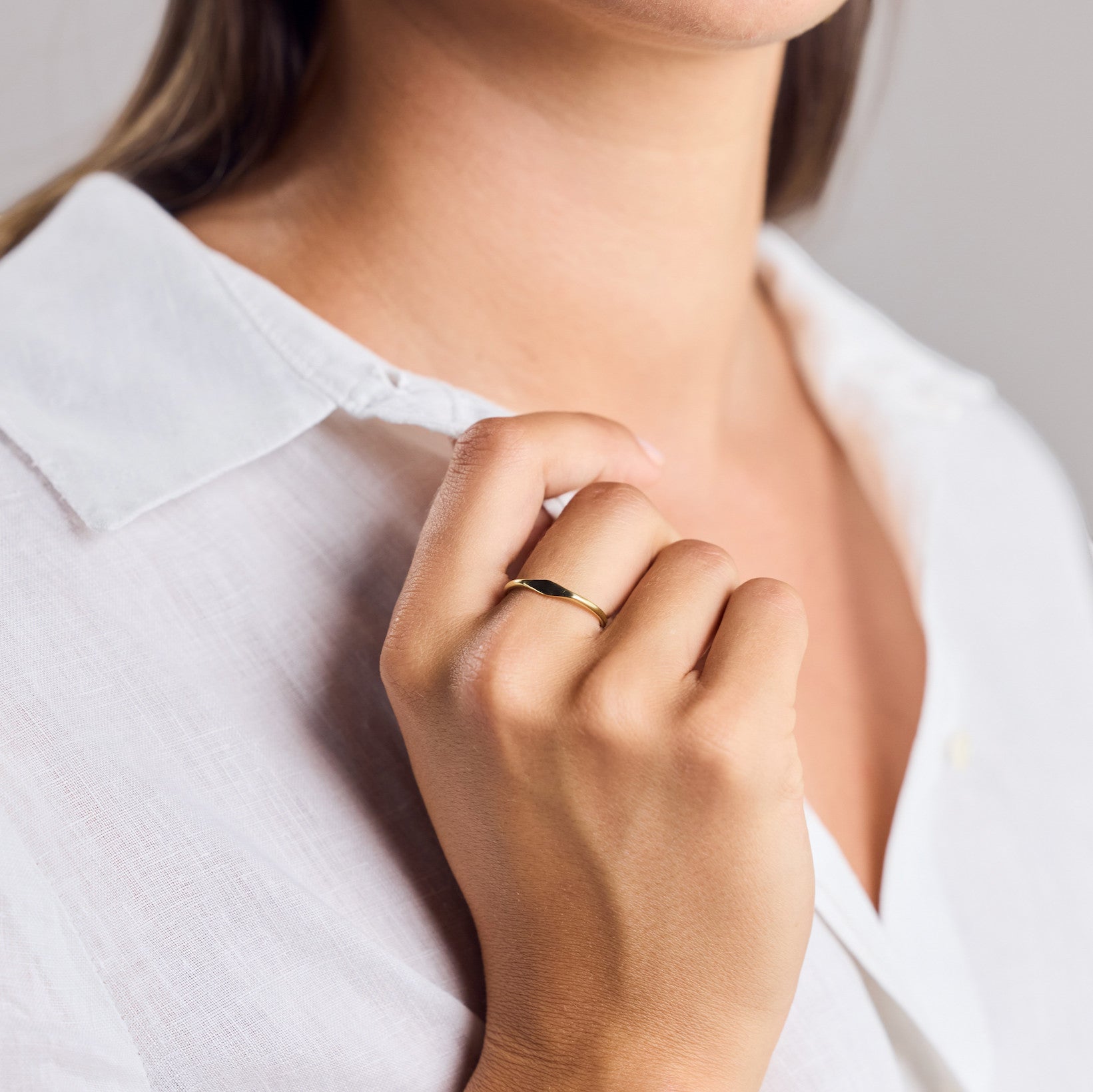 Feiner kleiner Siegelring gold handgefertigt - Stapelring aus Messing - Nooe UG