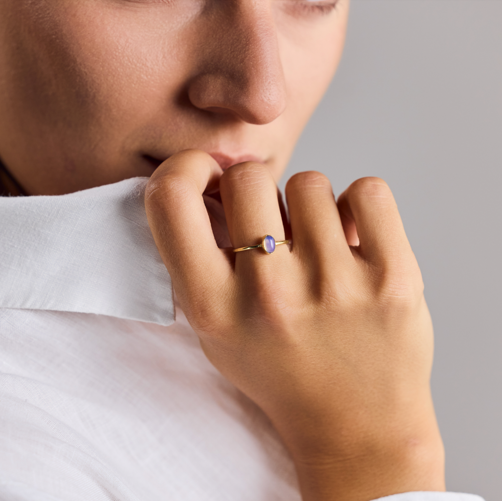 Ovaler Zierlicher Opalring – Regenbogen Gold, Handgemacht