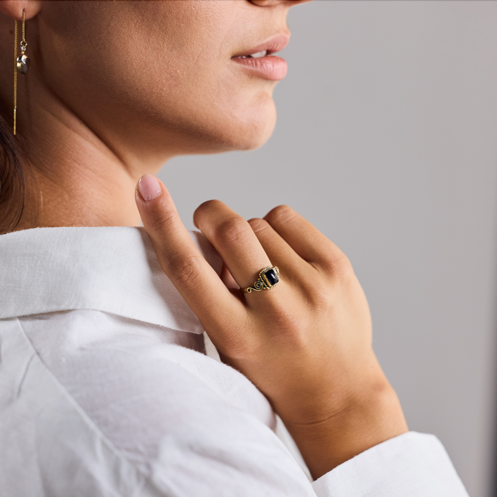 Schwarzer Onyx Ring eckig gold Jugendstil - Nooe UG