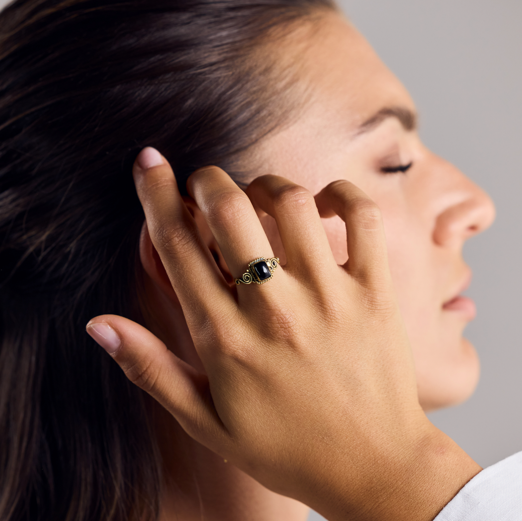 Schwarzer Onyx Ring eckig gold Jugendstil - Nooe UG