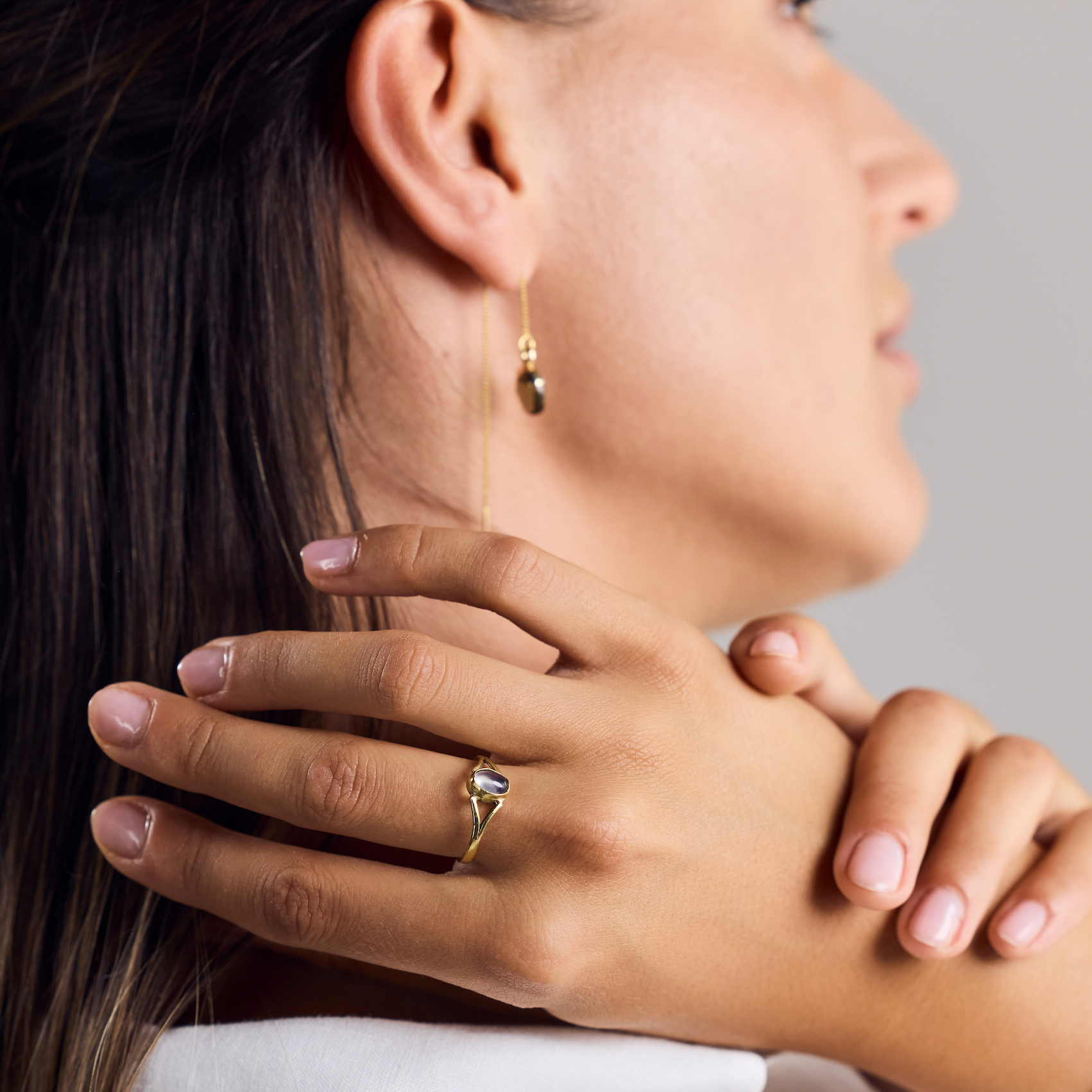 Delicado anillo de ópalo hecho a mano con piedra ovalada