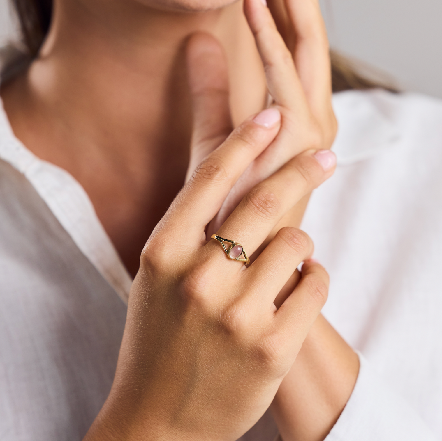 Delicado anillo de ópalo hecho a mano con piedra ovalada