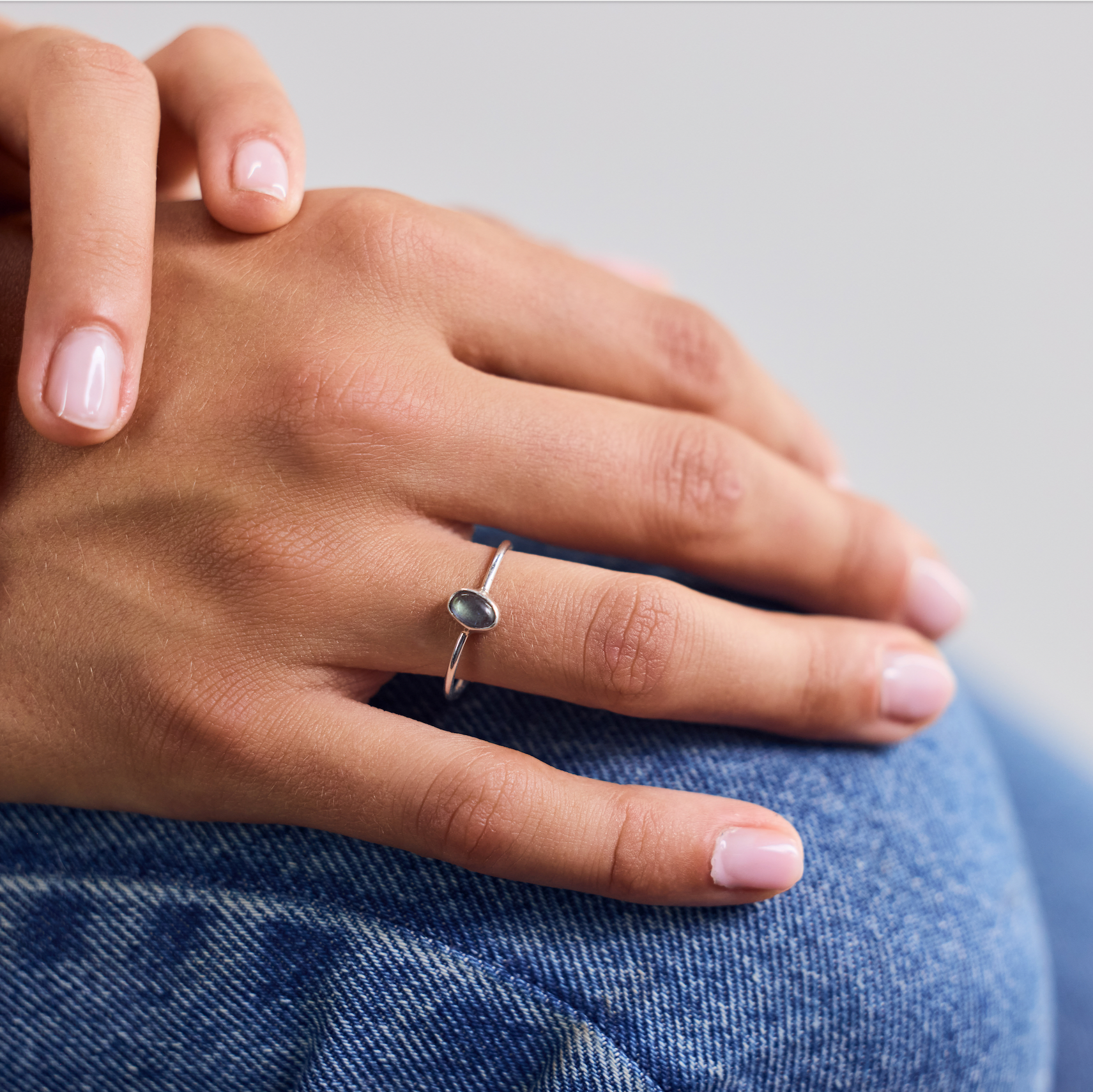 Dainty labradorite ring made of 925 sterling silver / oval stacking ring handmade