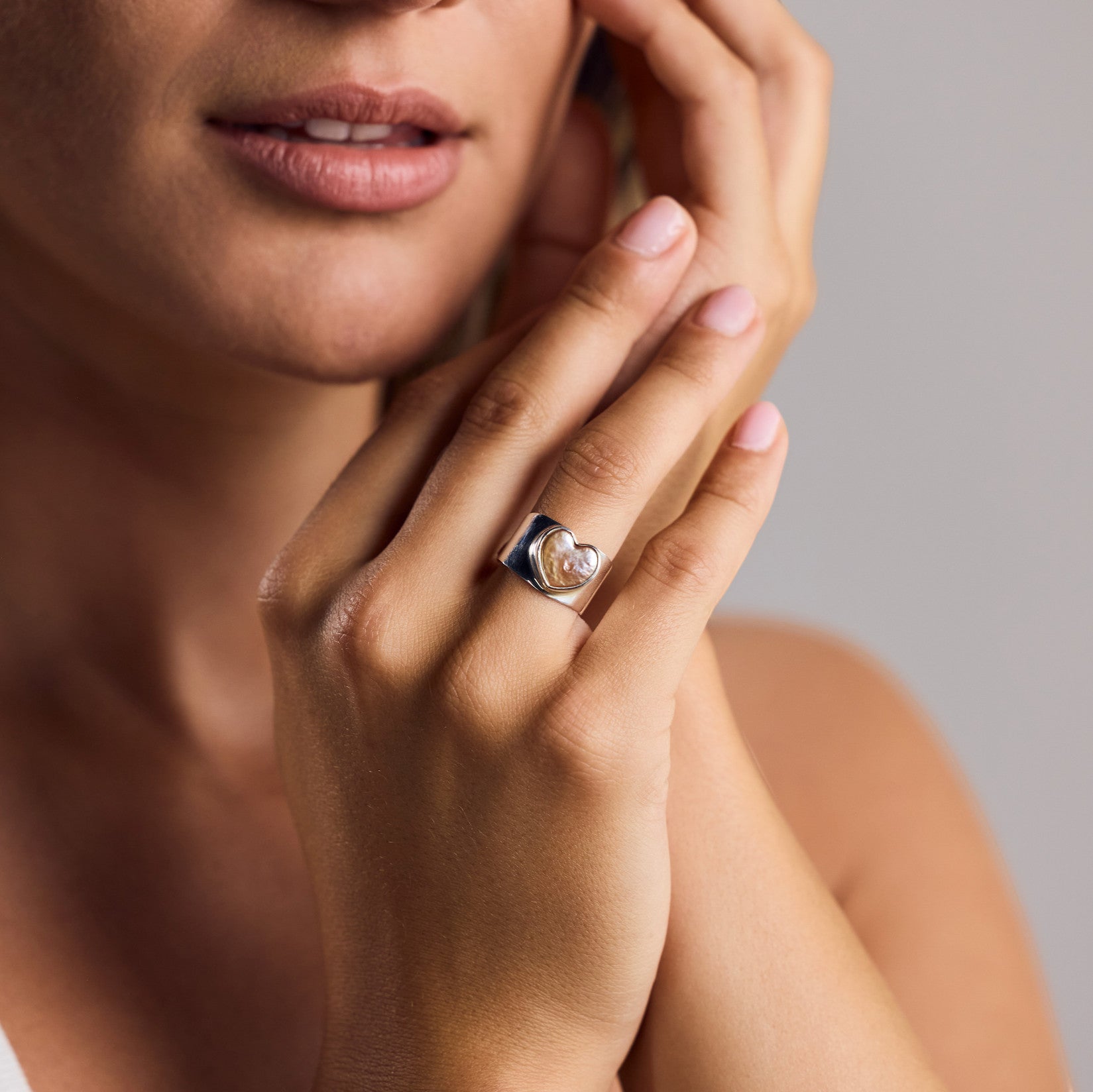 Breiter Siegelring mit Herz aus 925 Sterling Silber mit natürlicher Süßwasserperle - Nooe UG