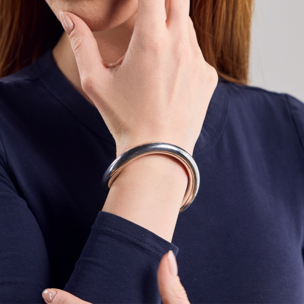 Breiter Handgemachter Armreif aus 925 Sterling Silber – Rundes Design - Nooe UG