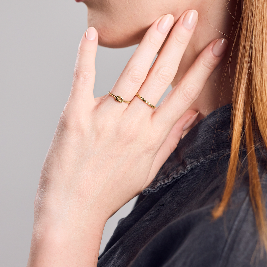 Feiner Ring mit Knoten gold handgemacht - Brezel Stapelring aus Messing