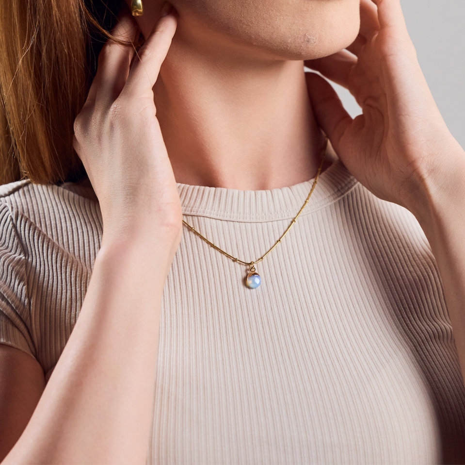 Zierliche vergoldete Kette mit ovalem Opal-Anhänger – handgemacht
