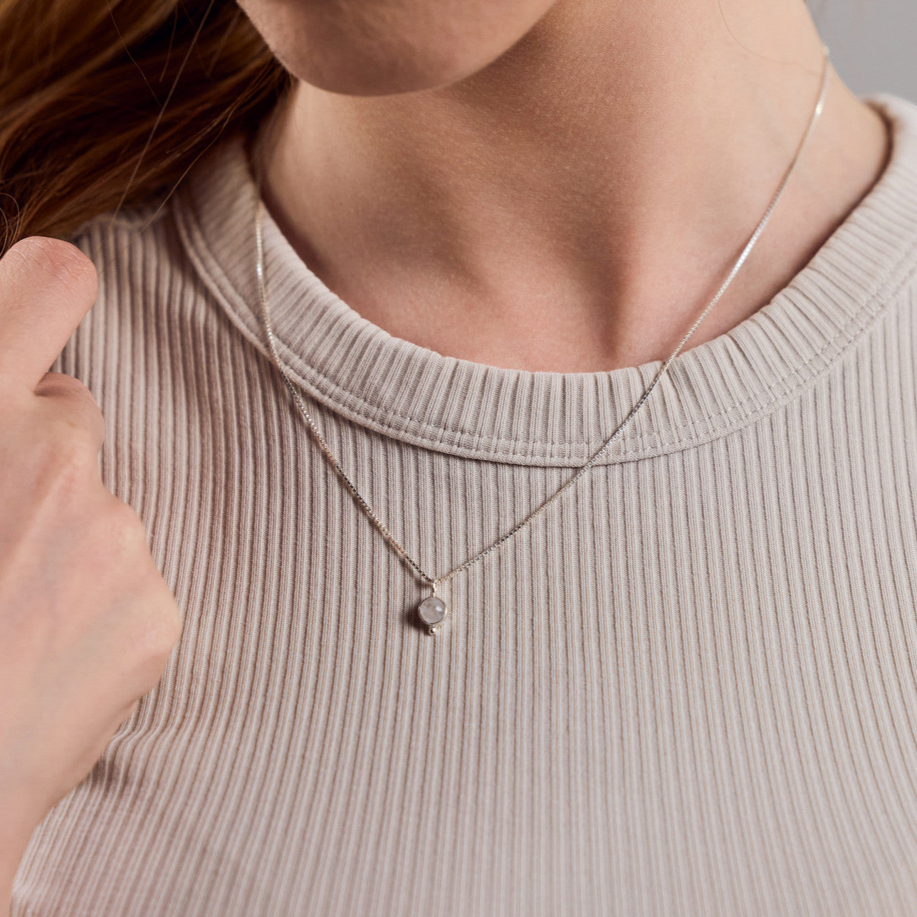 Zierliche Halskette aus 925 Sterling Silber mit rundem Regenbogen Mondstein handgemacht - Nooe UG