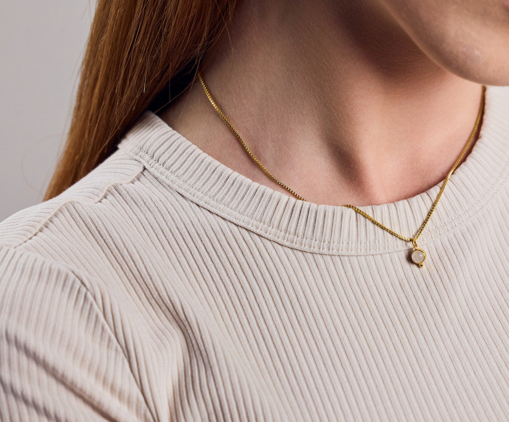 Zierliche Vergoldete Halskette aus 925 Sterling Silber mit rundem Regenbogen Mondstein handgemacht - Nooe UG