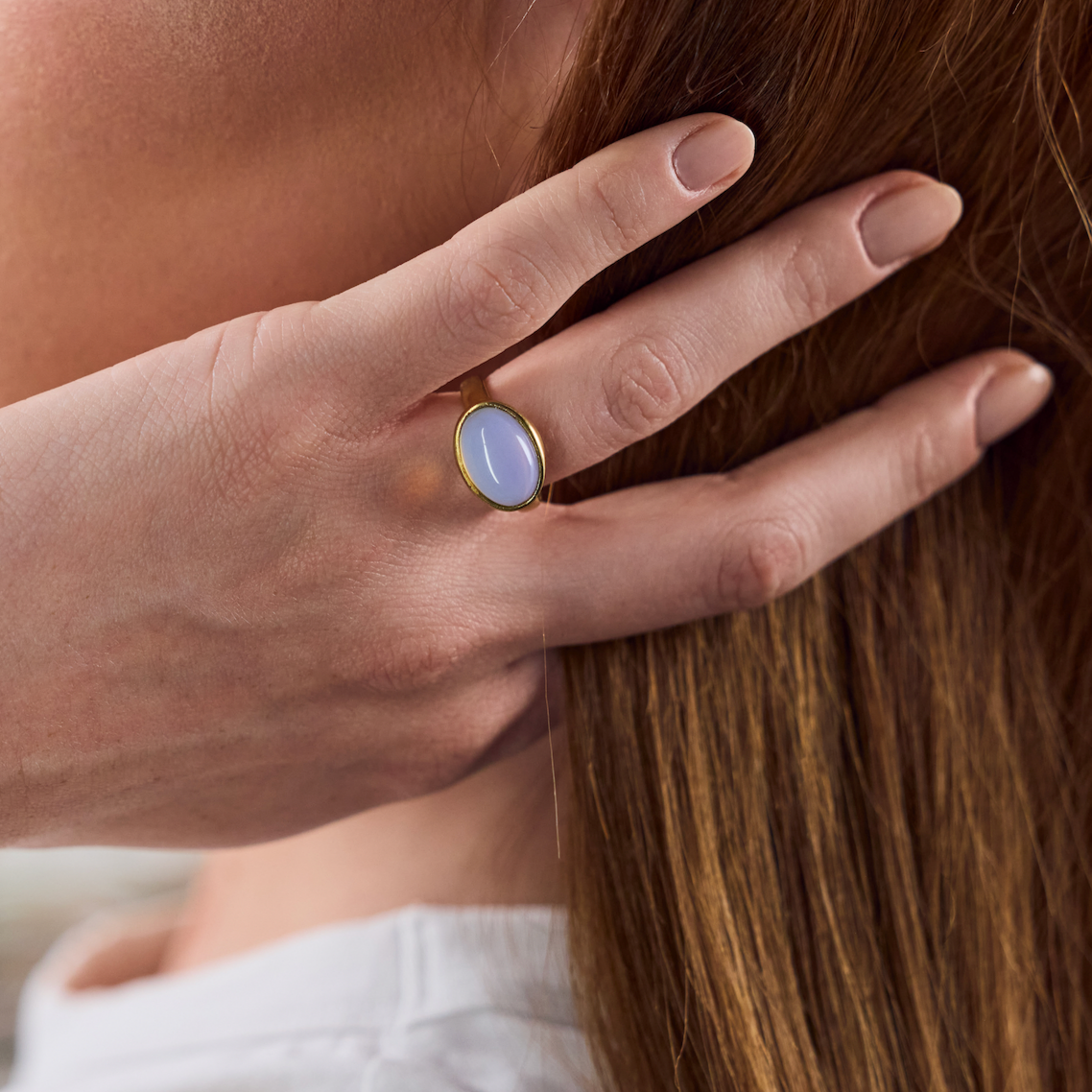 Anillo grande de ópalo con piedra ovalada de oro hecho a mano.