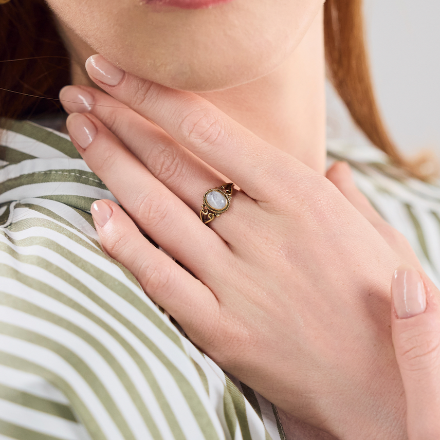 Anillo de piedra lunar con piedra ovalada de oro hecho a mano.
