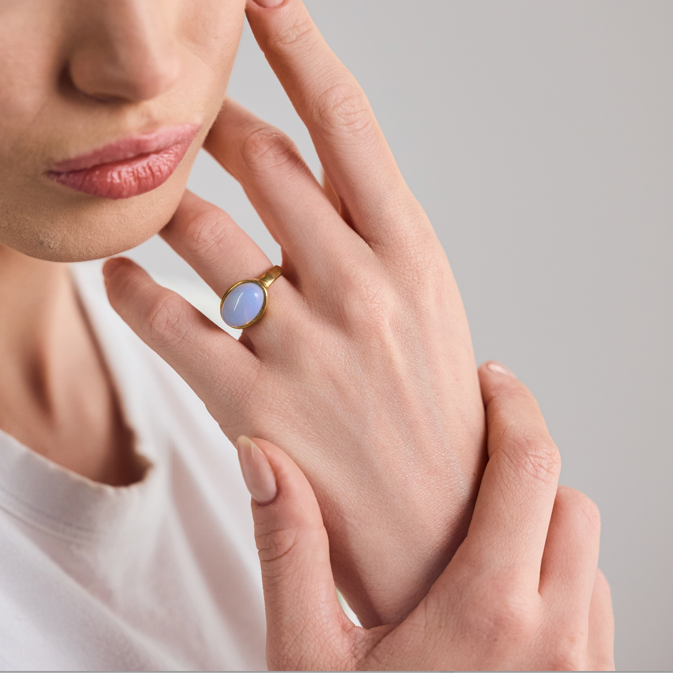 Anillo grande de ópalo con piedra ovalada de oro hecho a mano.