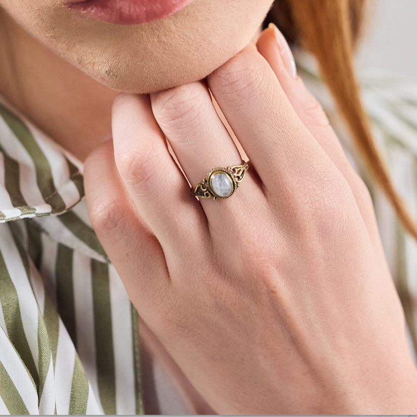 Anillo de piedra lunar con piedra ovalada de oro hecho a mano.