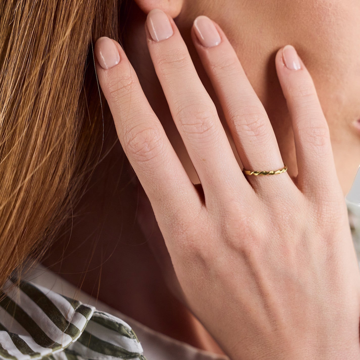 Feiner gedrehter Ring gold handgemacht - Stapelring aus Messing - Nooe UG