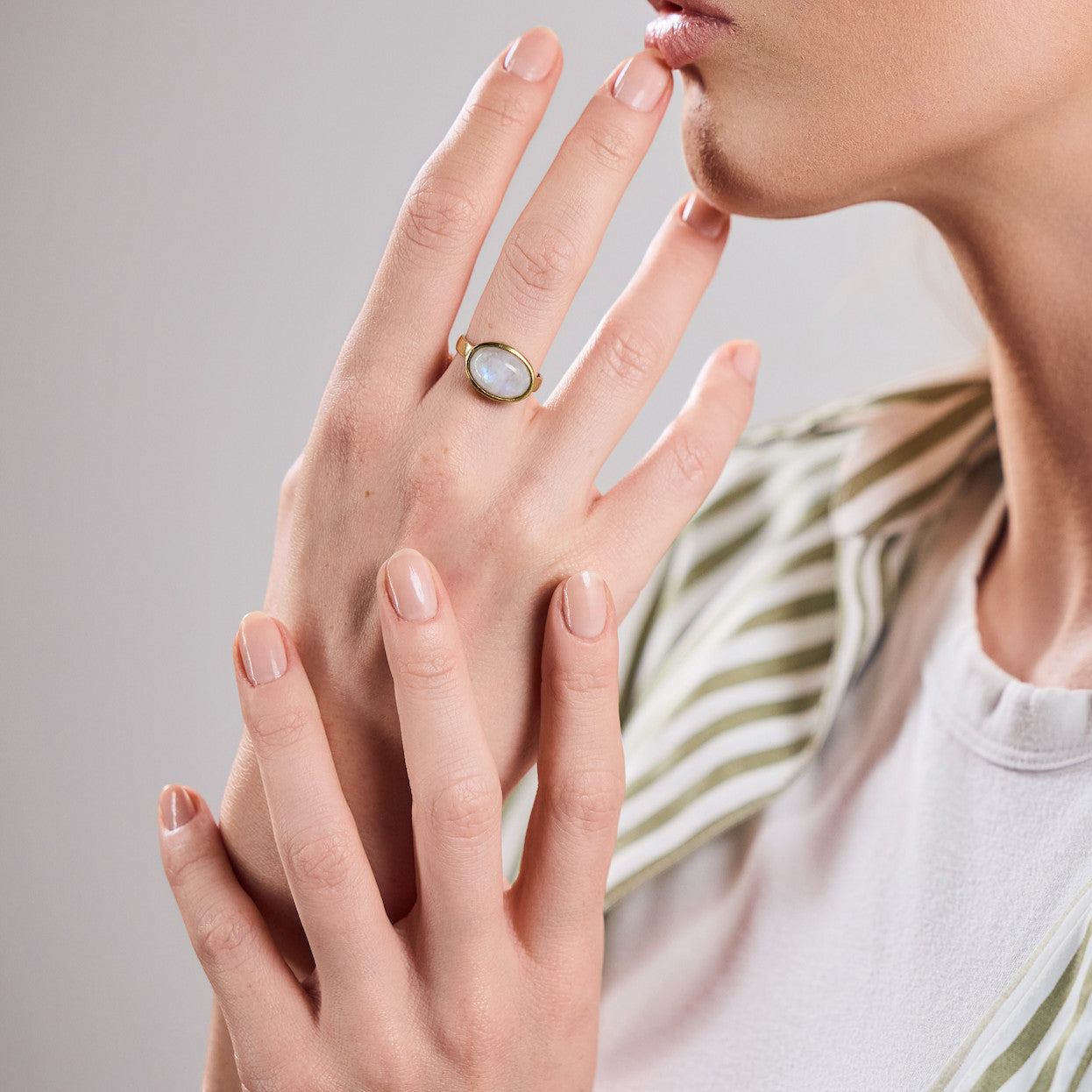 Großer Mondstein Ring mit ovalem Stein gold - Nooe UG
