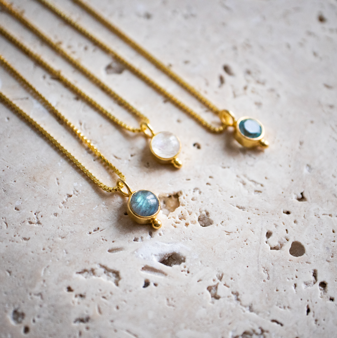 Zierliche Halskette aus 925 Sterling Silber gold mit rundem blauen Topaz handgemacht - Nooe UG
