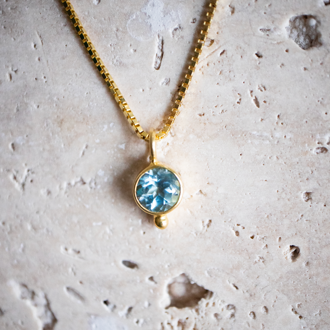 Zierliche Halskette aus 925 Sterling Silber gold mit rundem blauen Topaz handgemacht - Nooe UG