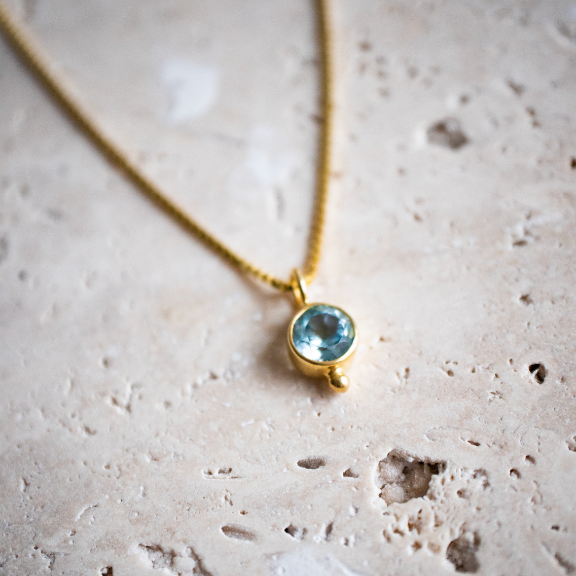 Zierliche Halskette aus 925 Sterling Silber gold mit rundem blauen Topaz handgemacht - Nooe UG