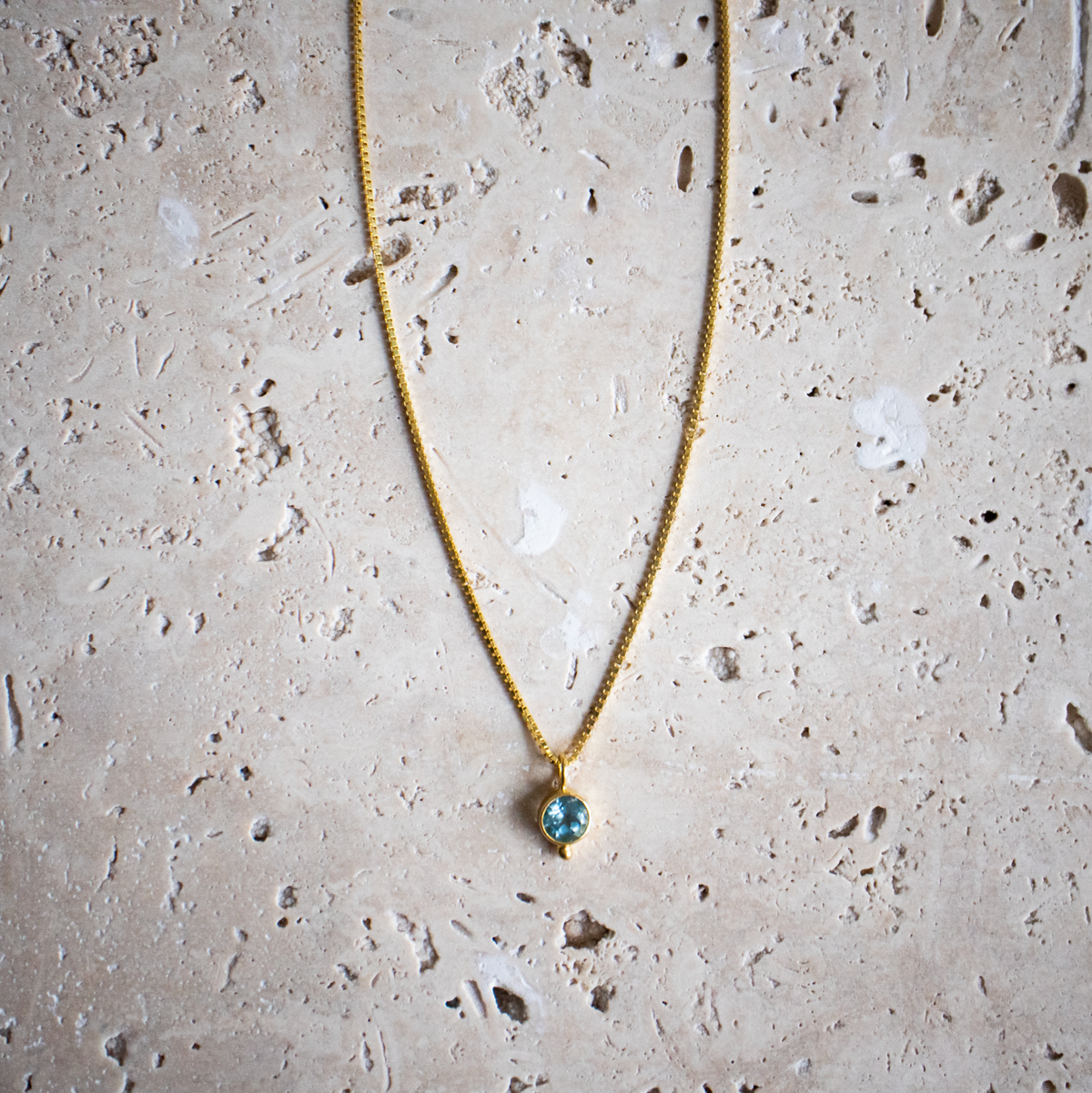 Zierliche Halskette aus 925 Sterling Silber gold mit rundem blauen Topaz handgemacht - Nooe UG