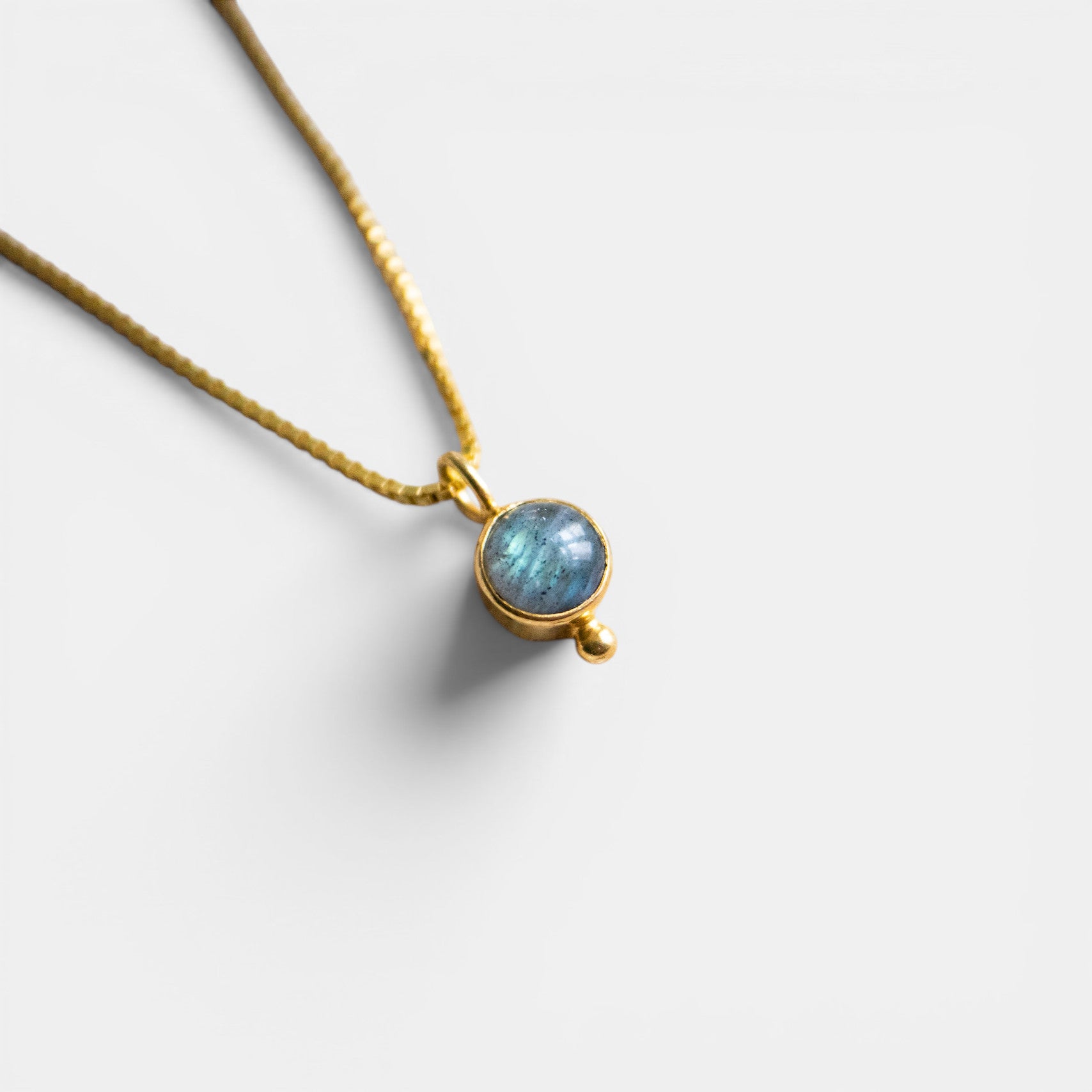 Zierliche Kette aus vergoldetem 925 Sterling Silber Halskette mit rundem Ladradorit Edelstein handgemacht - Nooe UG