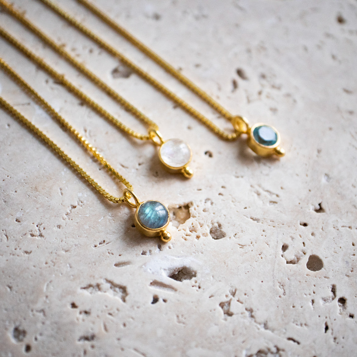 Zierliche Halskette aus 925 Sterling Silber gold mit rundem blauen Topaz handgemacht - Nooe UG